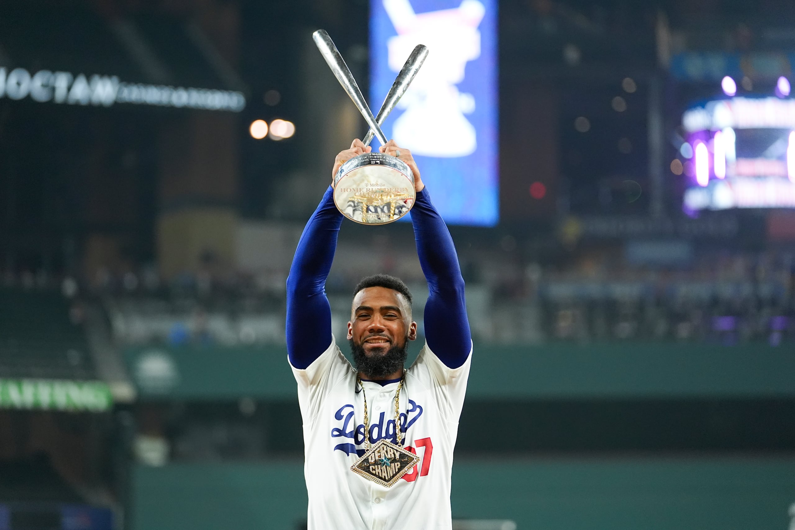 Teoscar Hernández, de los Dodgers de Los Ángeles, posa para fotografías con el trofeo que lo acredita como ganador del Derbi de Jonrones.