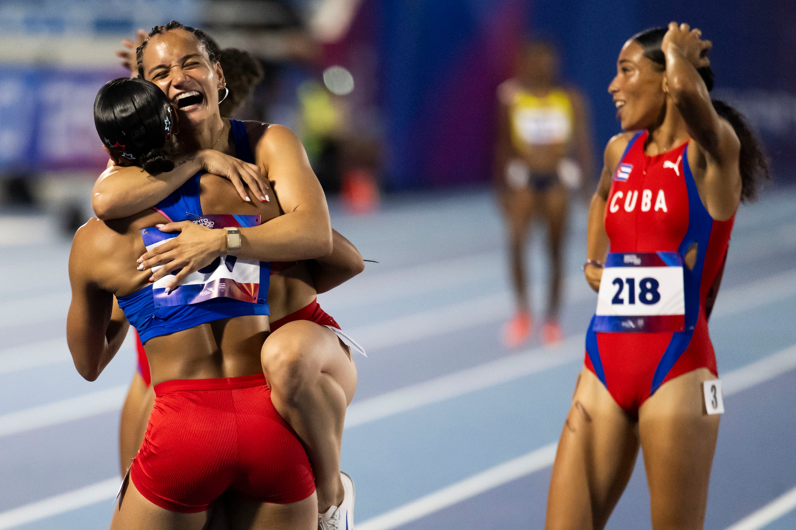 En la foto Gladymar Torres, Adanelys Rodríguez, Legna Echevarría y Frances Colón celebran la plata en relevo 4x100.