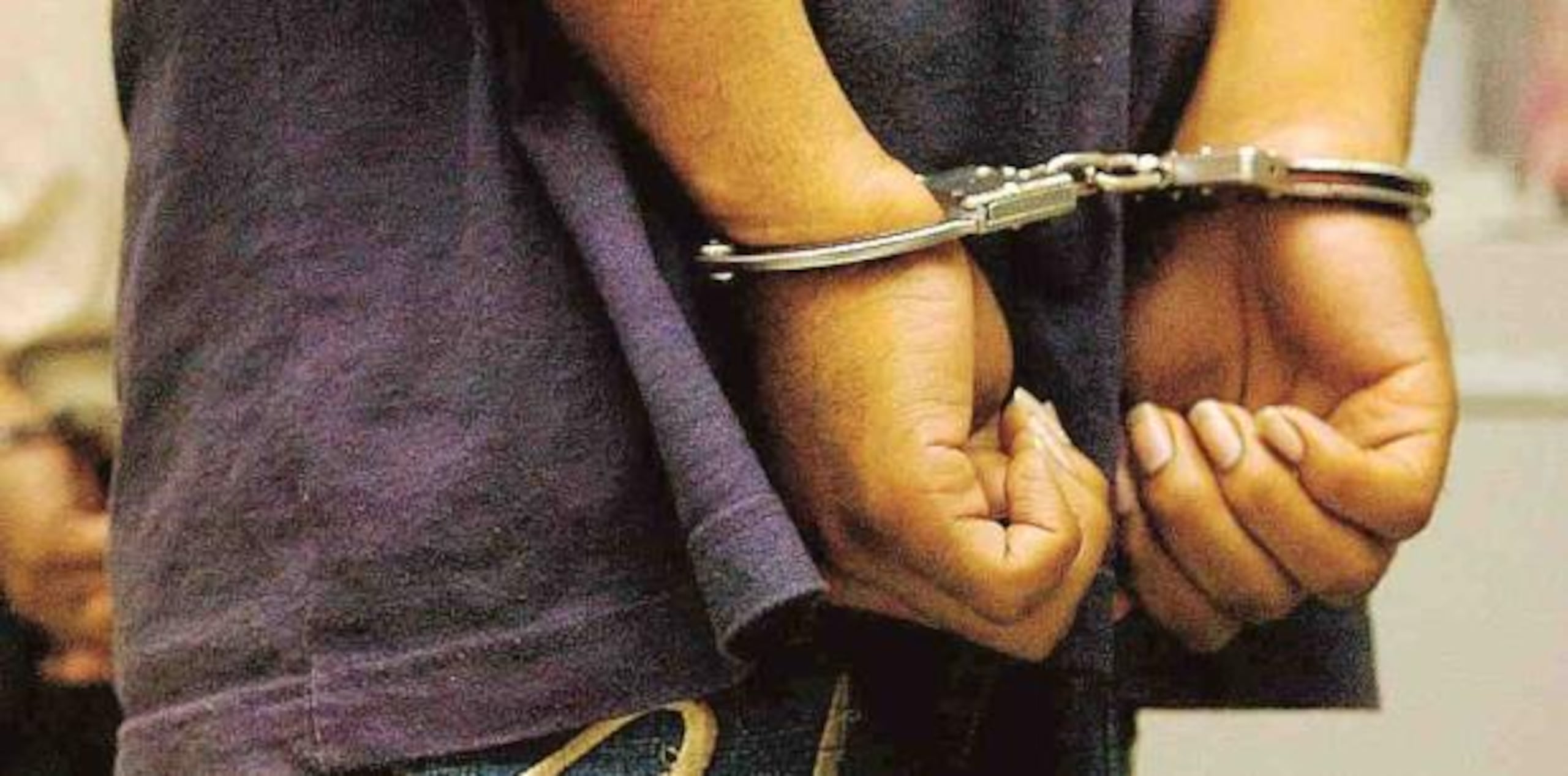 Imagen de un hombre esposado. (Archivo)
