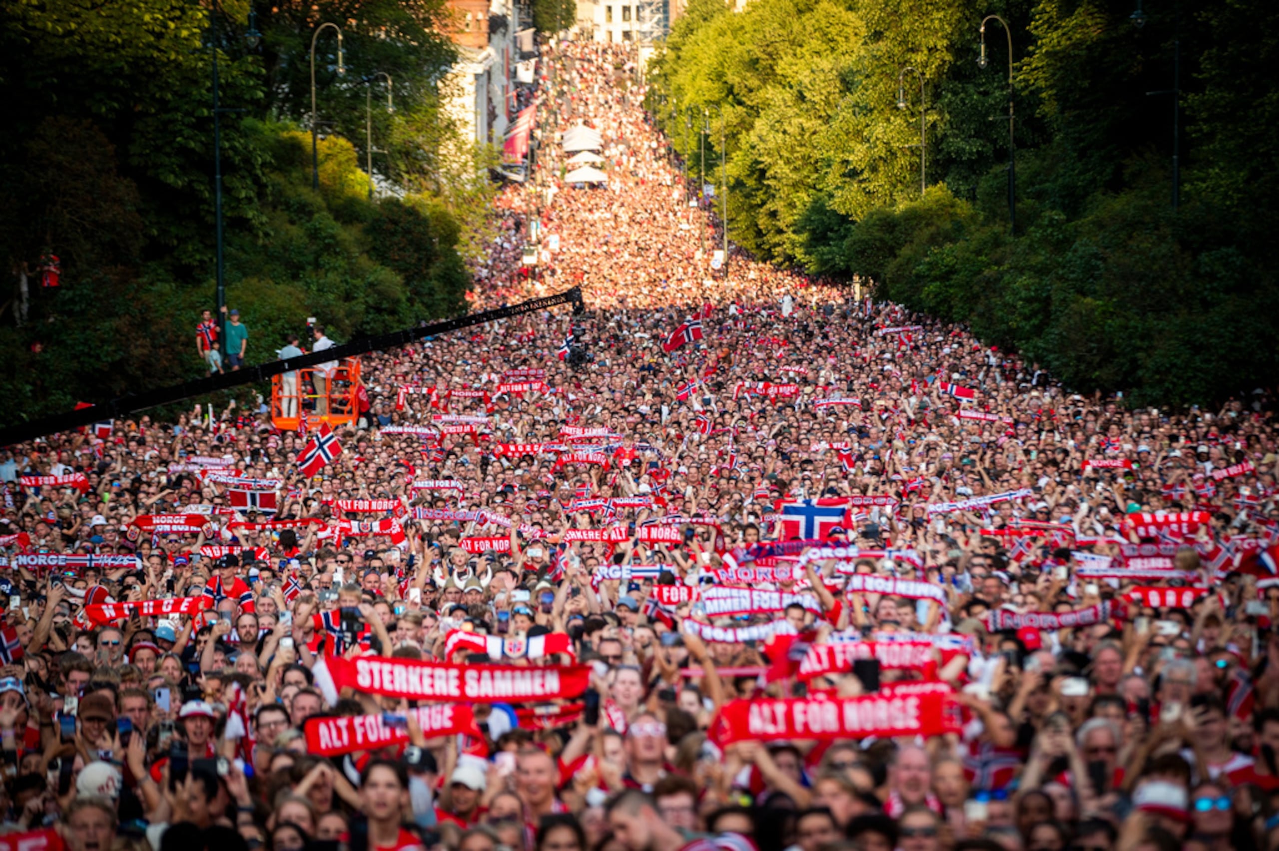 Fanáticos se colocan de pie para recibir a la selección masculina de fútbol de Noruega en Slottsplassen, luego de su regreso a Oslo, Noruega, desde Estados Unidos, el 13 de julio de 2026.