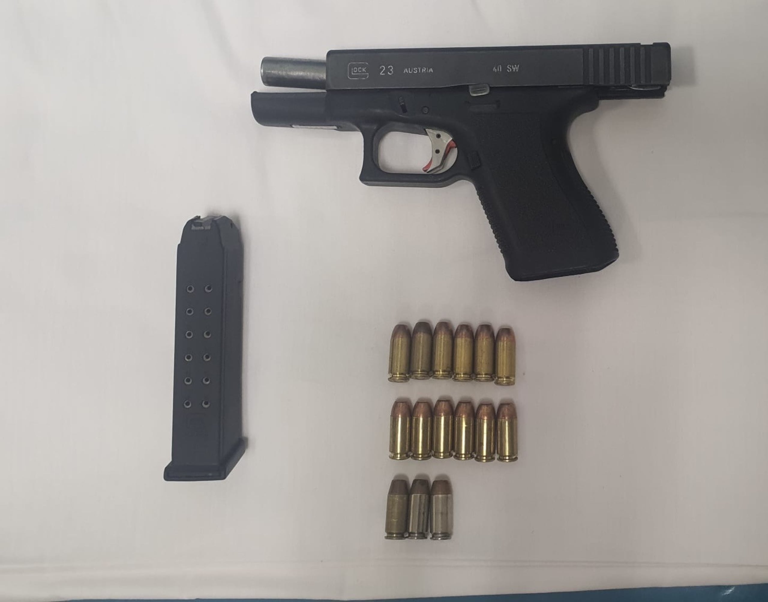 Pistola y municiones que le ocuparon a Gabriel Alexis Aponte Ferrer, sospechoso de asesinar a Jan Carlos Vázquez Flores, quien era hijo de un policía, el 25 de septiembre de 2023 en Cabo Rojo.