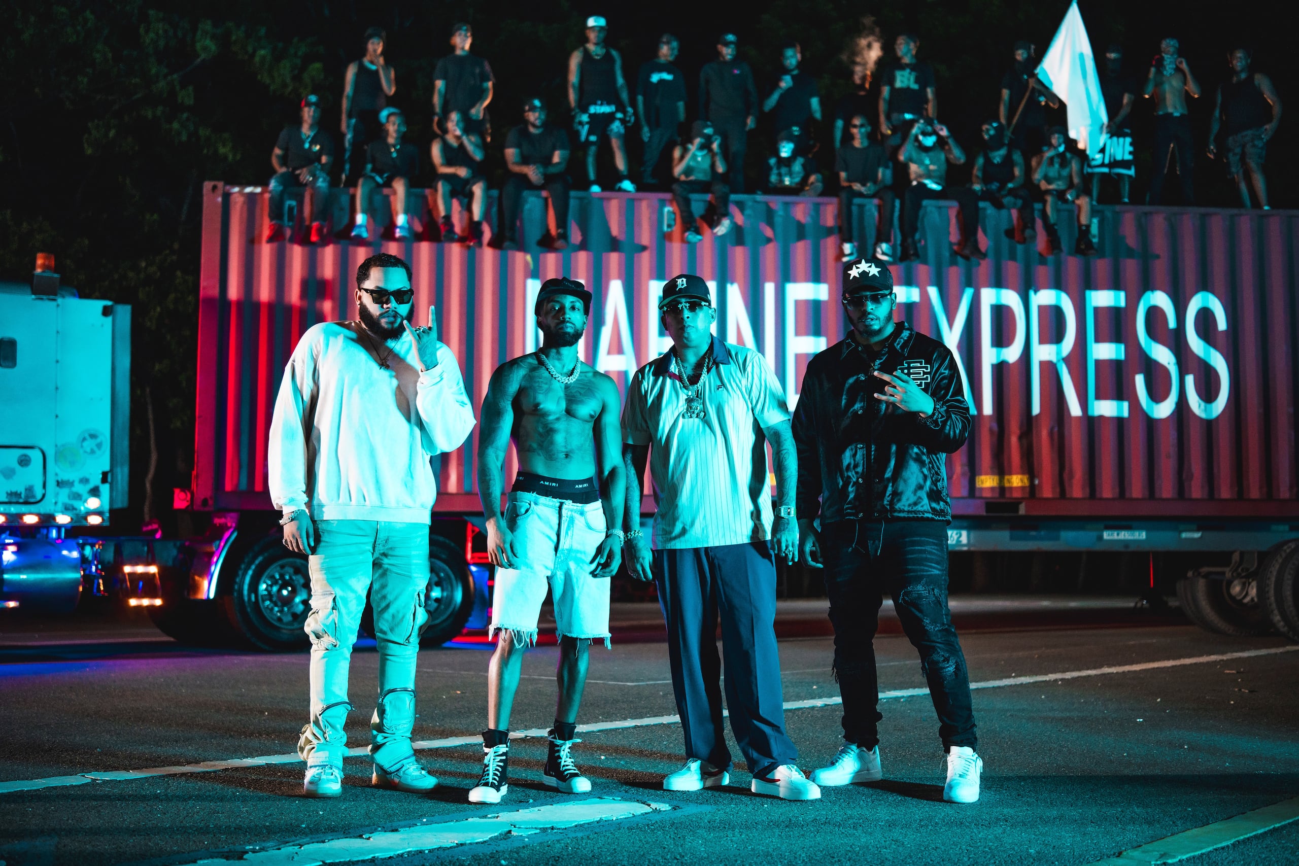 El video musical ilustra la vibra callejera.