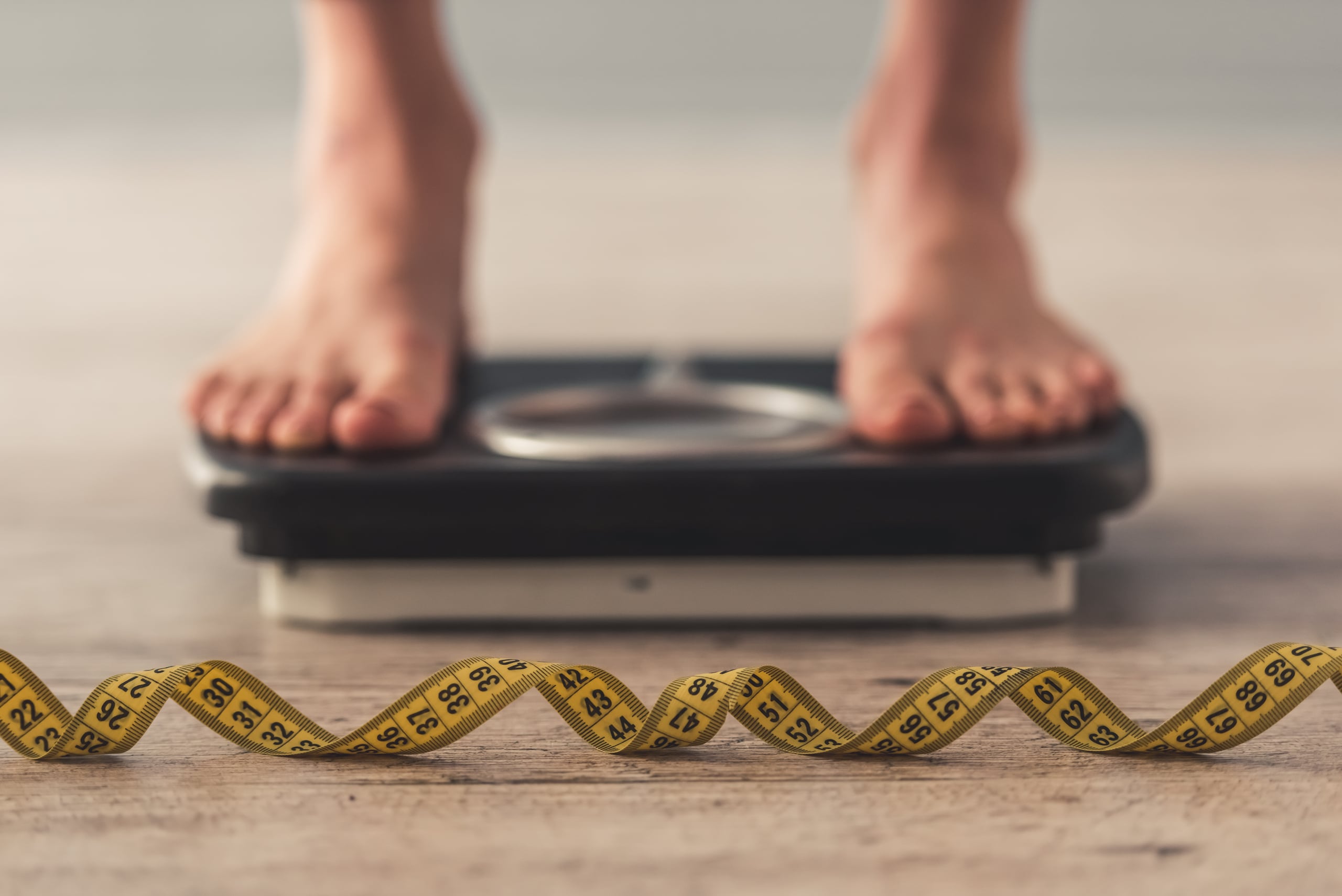 La pérdida y/o aumento de peso puede verse influenciada por diversos factores, como el metabolismo, la respuesta hormonal, algunos problemas de salud subyacentes e incluso el entorno en el que uno se desenvuelve.