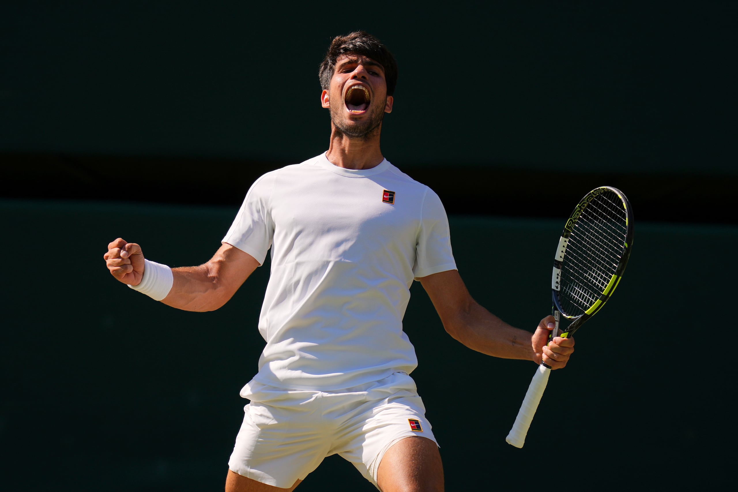 Carlos Alcaraz celebra tras vencer a Taylor Fritz en la semifinal de Wimbledon el viernes 11 de julio del 2025. (AP Foto/Kirsty Wigglesworth)
