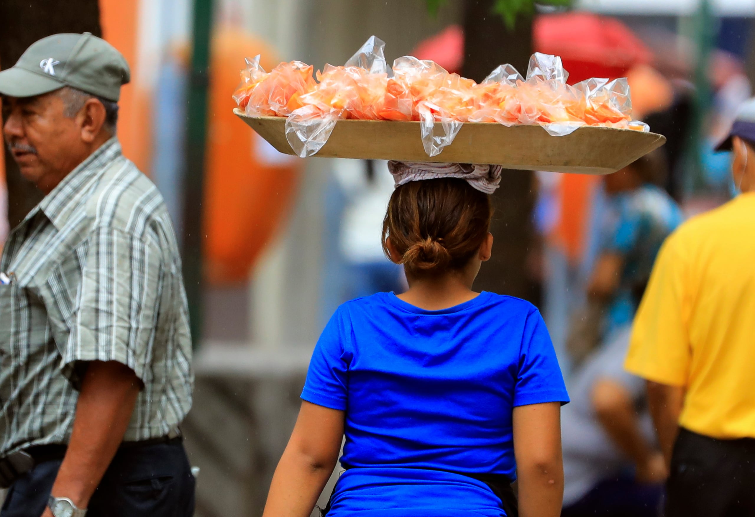 Una niña vende frutas en la Plaza Central de Tegucigalpa en junio pasado. EFE/ Gustavo Amador