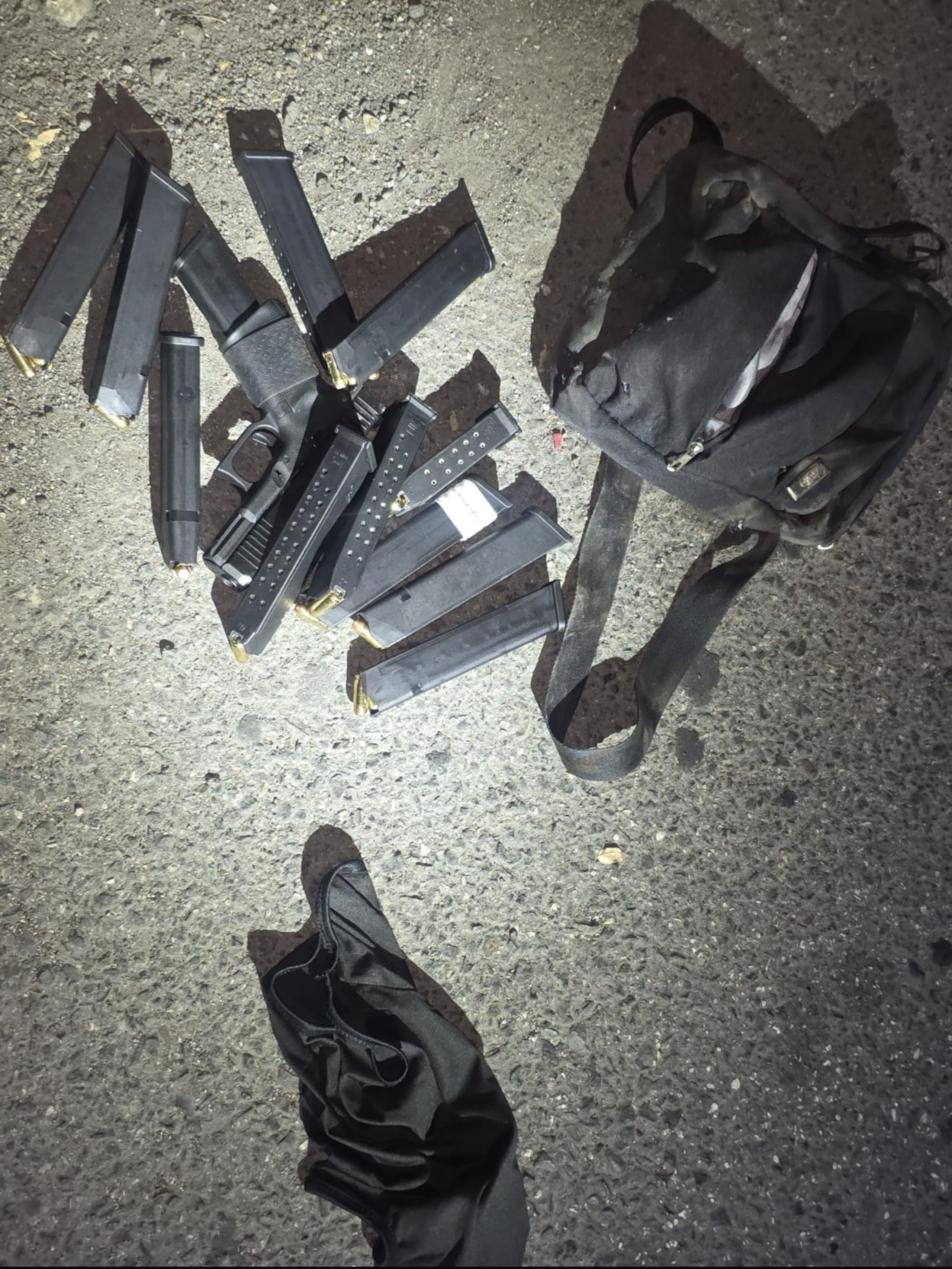 Las autoridades ocuparon 18 cargadores, armas ilegales, balas y sustancias controladas en una intervención de tránsito en Ponce.