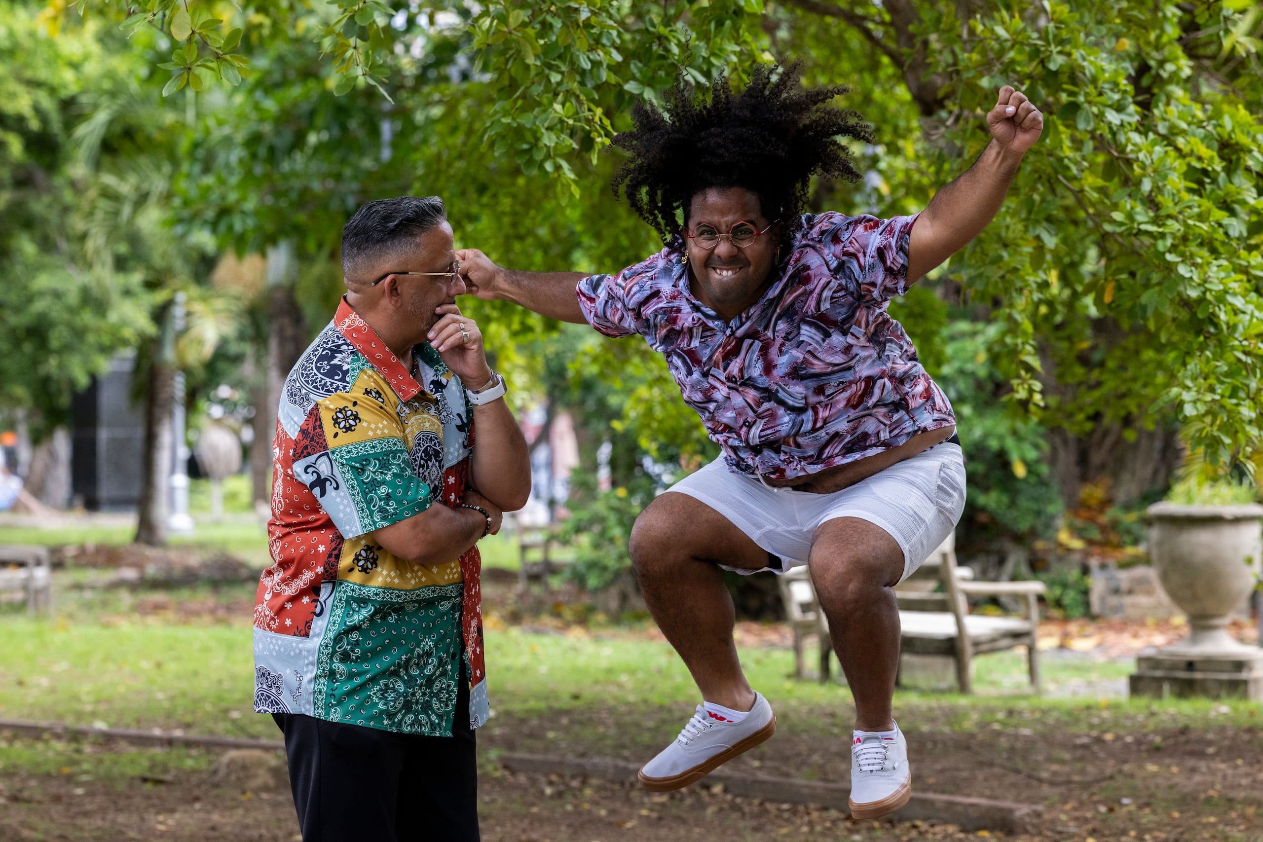 Entre ellos no hay rivalidad, a pesar de que el narrador hípico es talento en " Puerto Rico ¡Gana!" , de Telemundo, y el comediante en "El Remix", de Wapa TV.