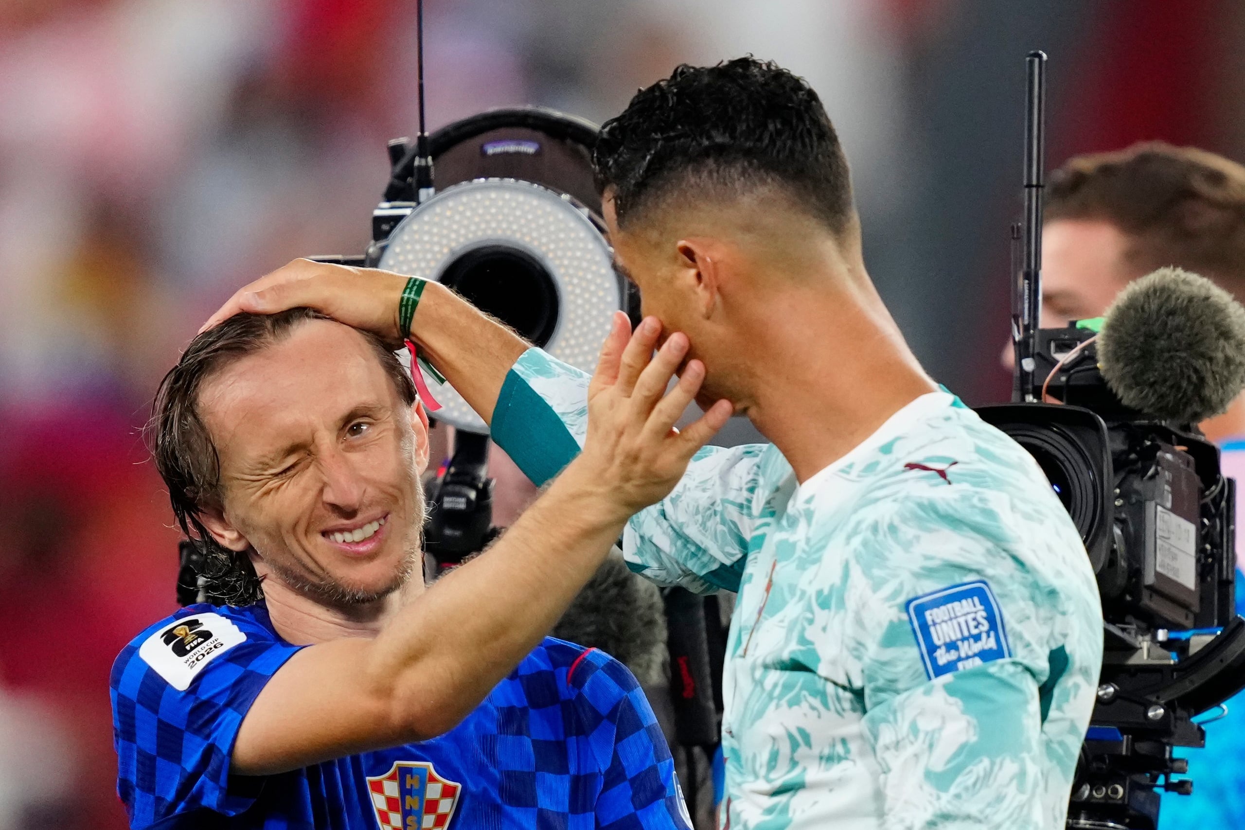 Luka Modric, de Croacia, y Cristiano Ronaldo, de Portugal, se despiden tras el encuentro que puede haber sido el último en un Mundial para el croata, y pudo haber sido el último para el portugués si su equipo caía vencido.
