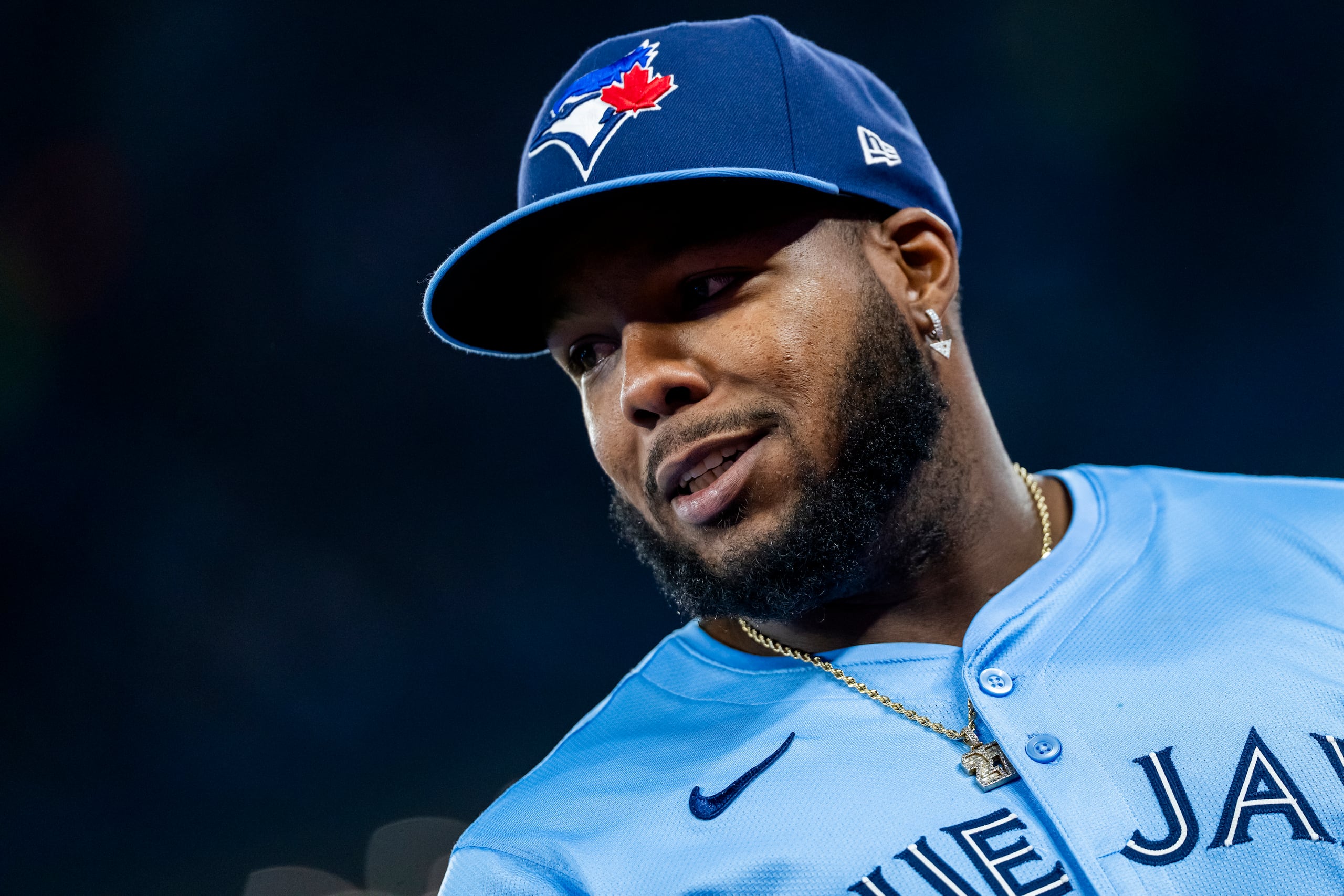 Vladimir Guerrero Jr., de losBlue Jays, observa previo al partido de béisbol de Grandes Ligas frente a los Nationals de Washington.