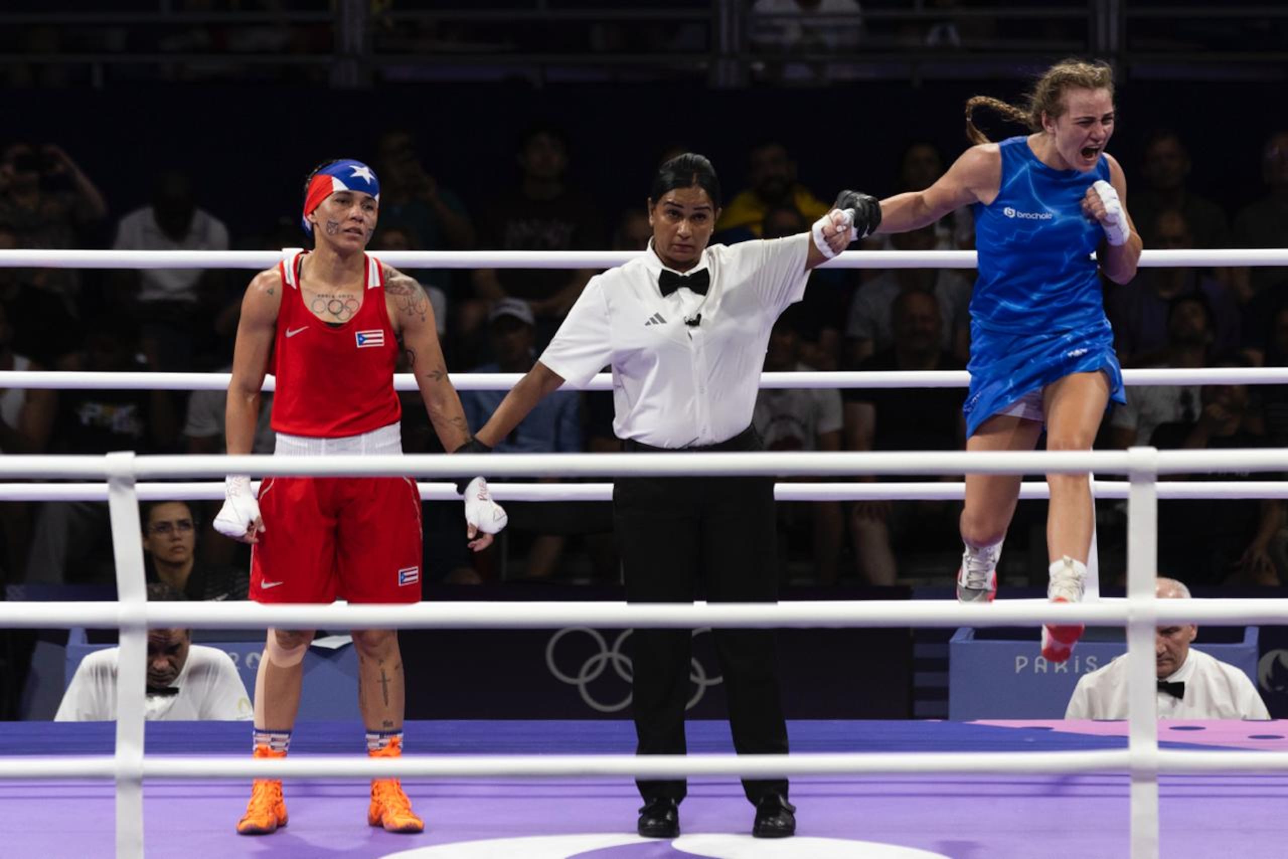 Ashleyann Loaza se mantiene con frente en alto mientras su rival salta al ser proclamada ganadora.