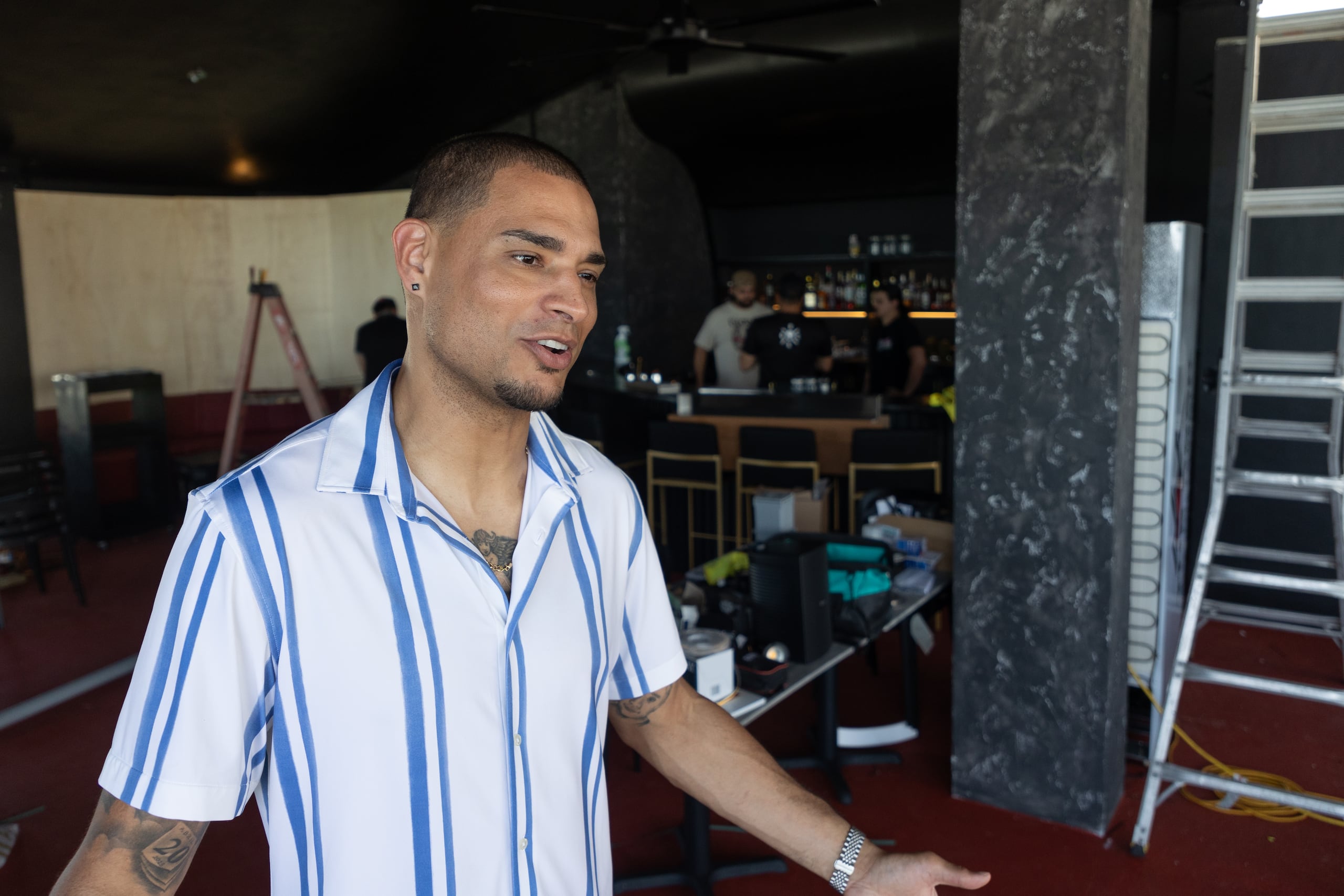 Jonathan Rodriguez, de los Capitanes, conversa con Primera Hora desde su restaurante Black Mamba Rooftop en Arecibo.
