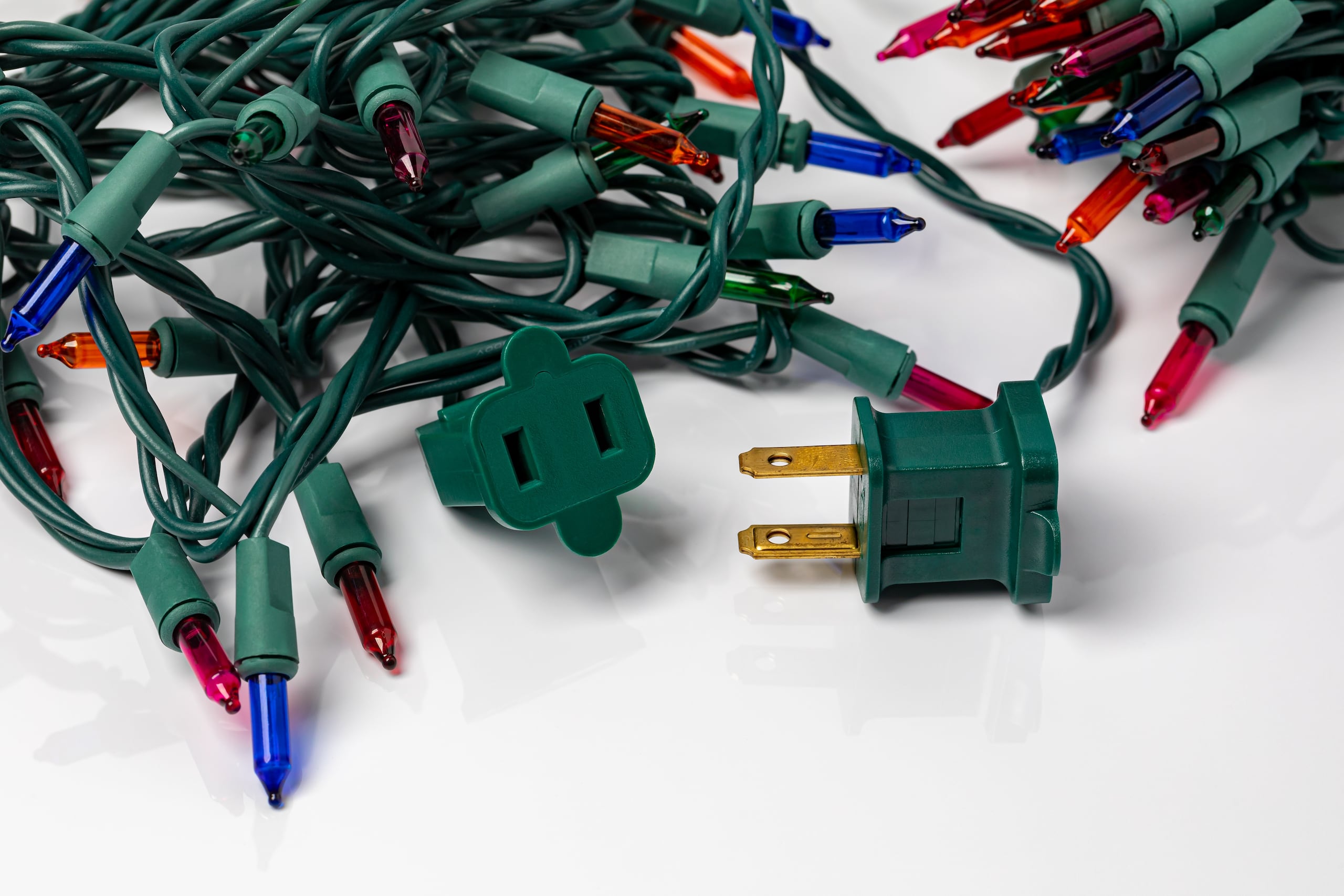 Desecha aquellas luces con cables pelados y no hagas empates con “tape” para reutilizarlas.