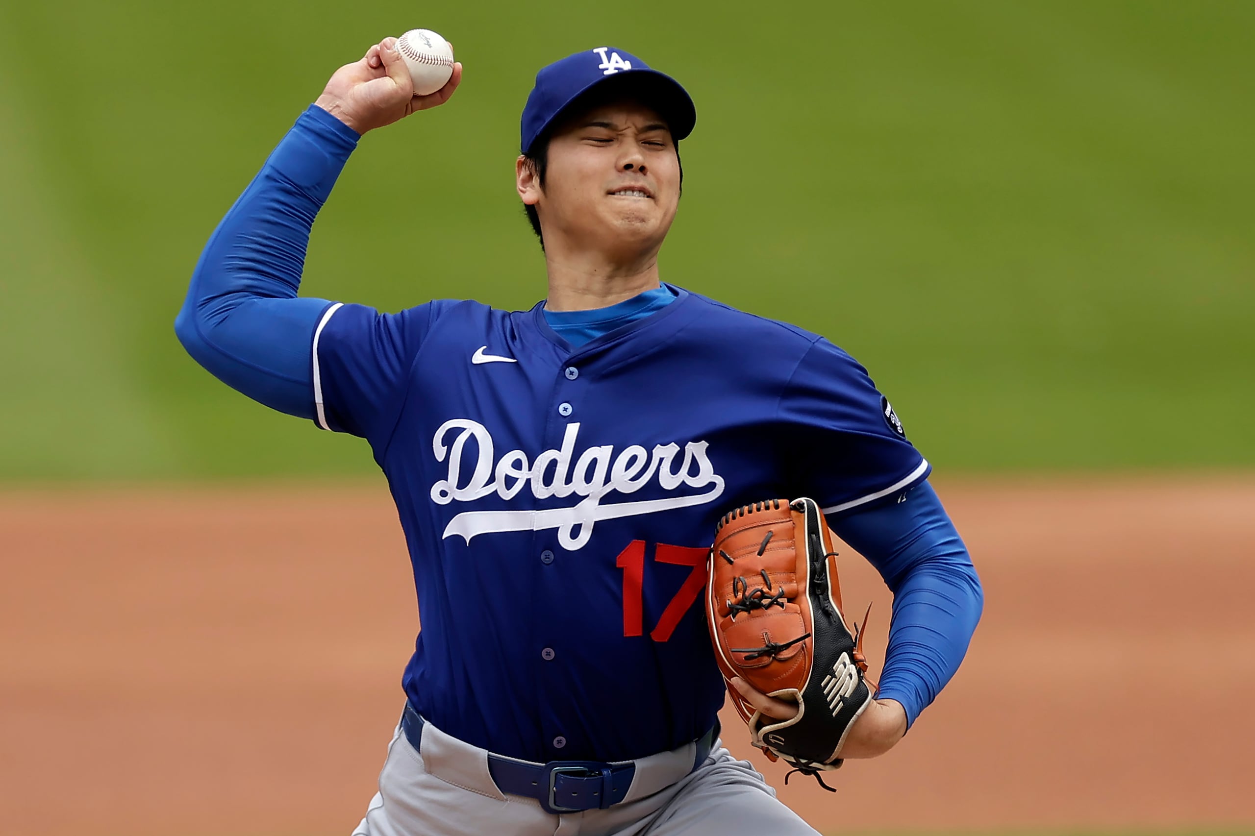 Shohei Ohtani (17), de los Dodgers de Los Ángeles, de Japón, lanza una práctica de bateo en vivo antes de un juego de béisbol contra los Mets de Nueva York.