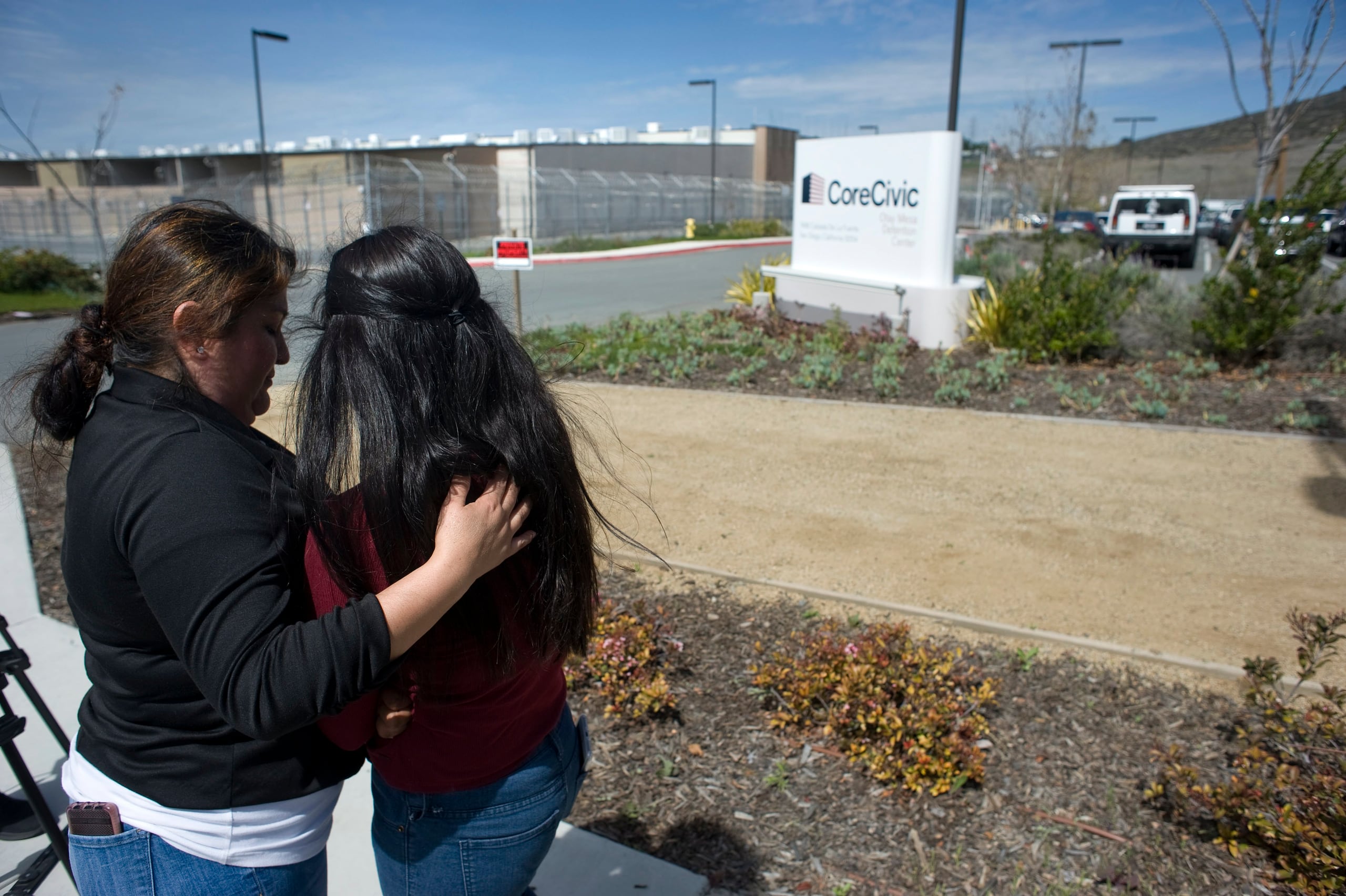 Los demandantes, que buscan representar a todas las personas detenidas en California City, alegan que son sometidos a “condiciones punitivas”, como alojamientos insalubres, escasez de alimentos y agua, temperaturas extremadamente bajas y restricciones a las visitas familiares.