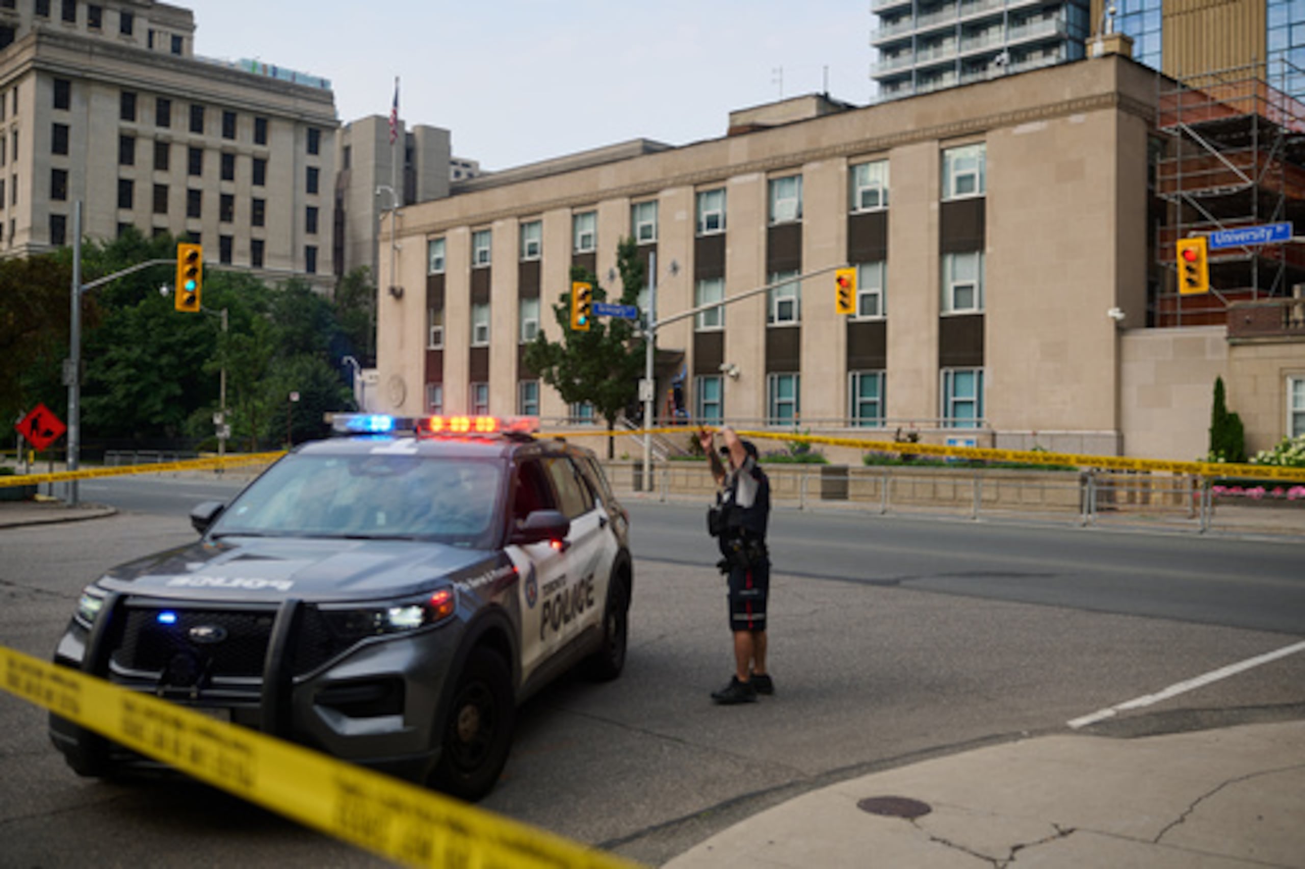 La policía investiga el lugar de un tiroteo ocurrido a primera hora de la mañana frente al Consulado de Estados Unidos en Toronto, el lunes 27 de julio de 2026.