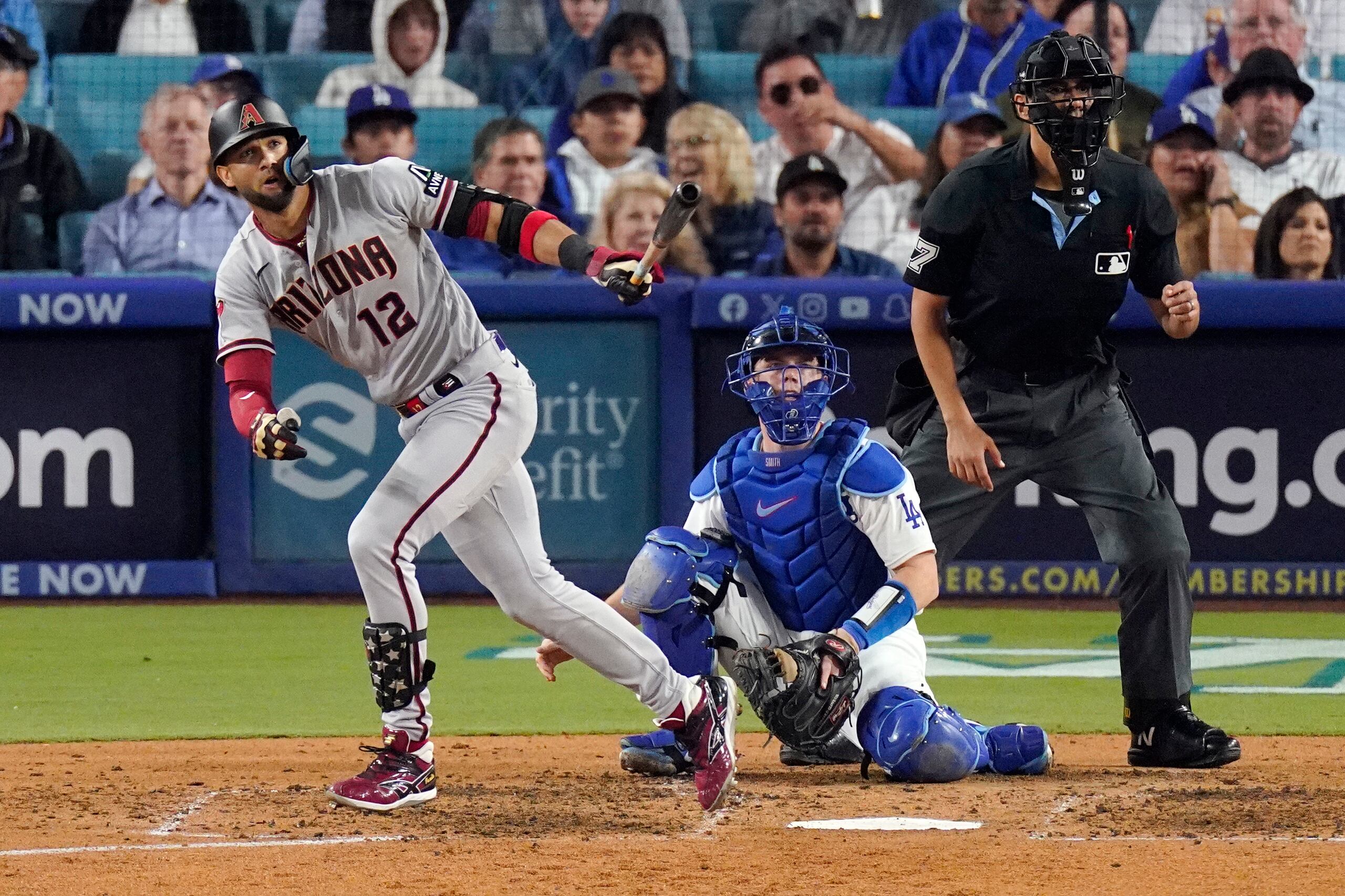 Lourdes Gurriel Jr. mira mientras la pelota que conectó toma vuelo.