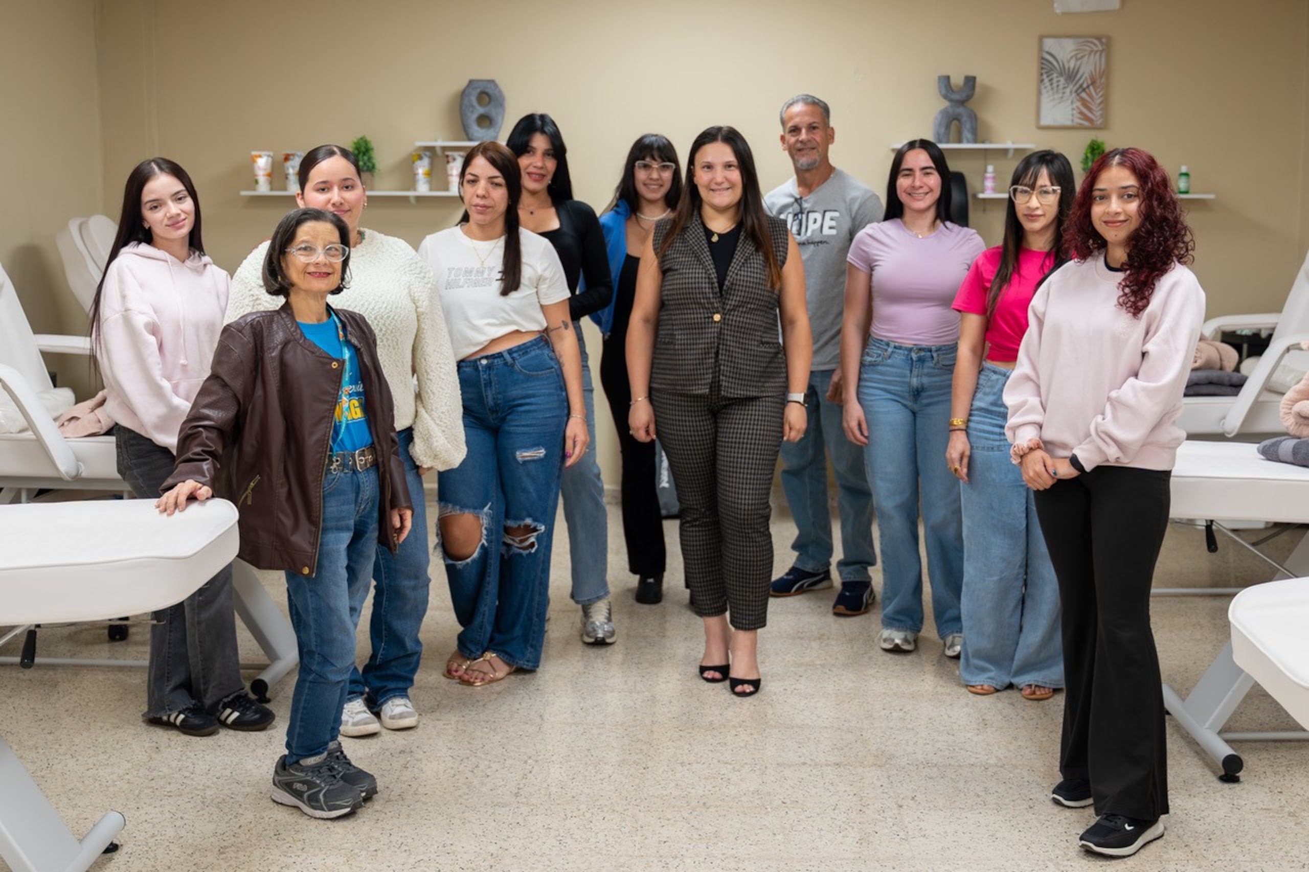Primer grupo de estudiantes del Certificado Técnico en Estética Integral, Recinto de San Sebastián.