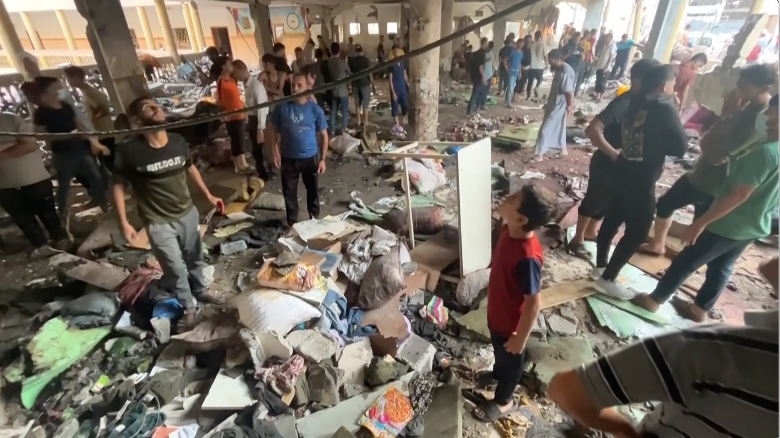 En esta imagen extraída de un vídeo, la gente inspecciona la cúpula de una escuela después de ser alcanzada por un ataque aéreo israelí en la ciudad de Gaza el sábado, 10 de agosto de 2024. (Foto AP)