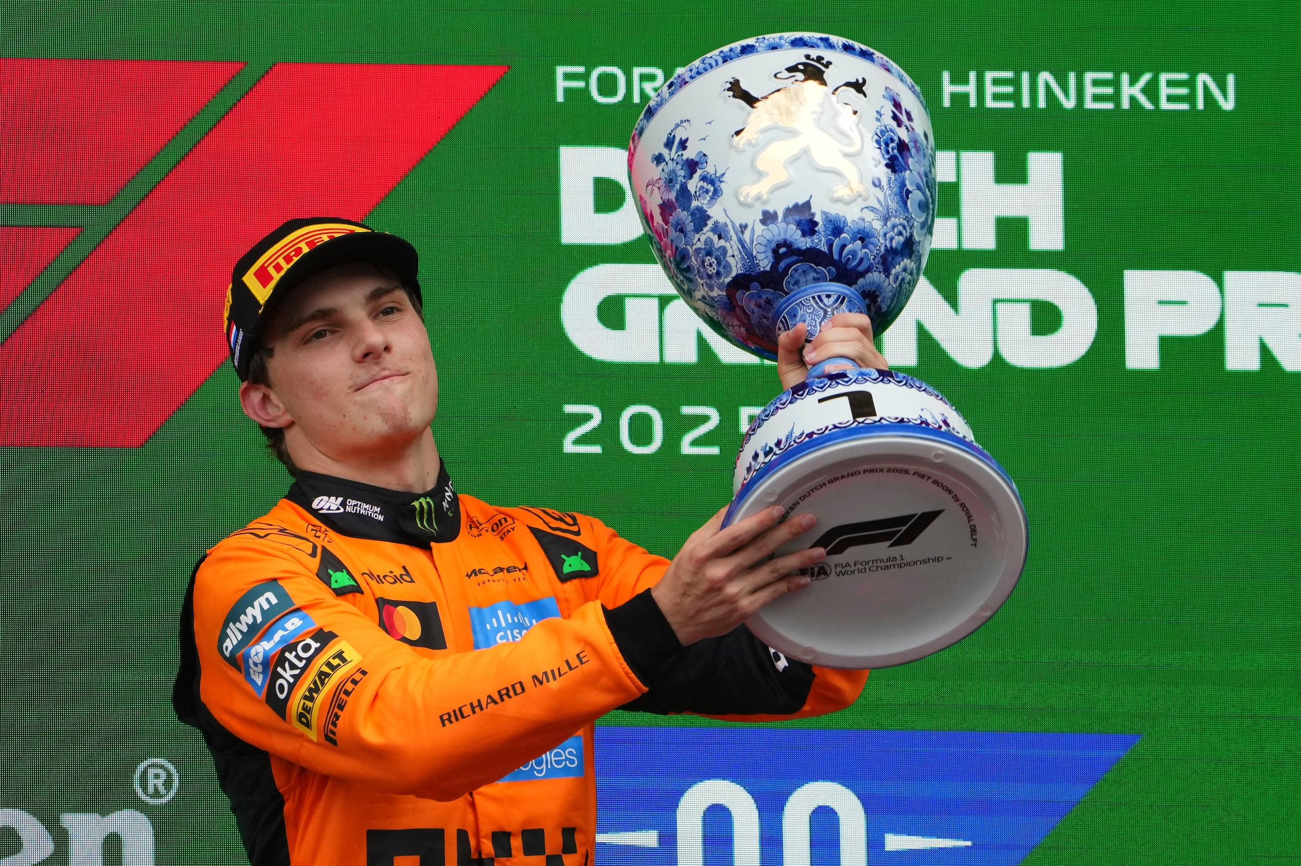 El australiano Oscar Piastri de McLaren celebra tras ganar el Gran Premio de los Países Bajos el domingo 31 de agosto del 2025. (AP Foto/Peter Dejong)