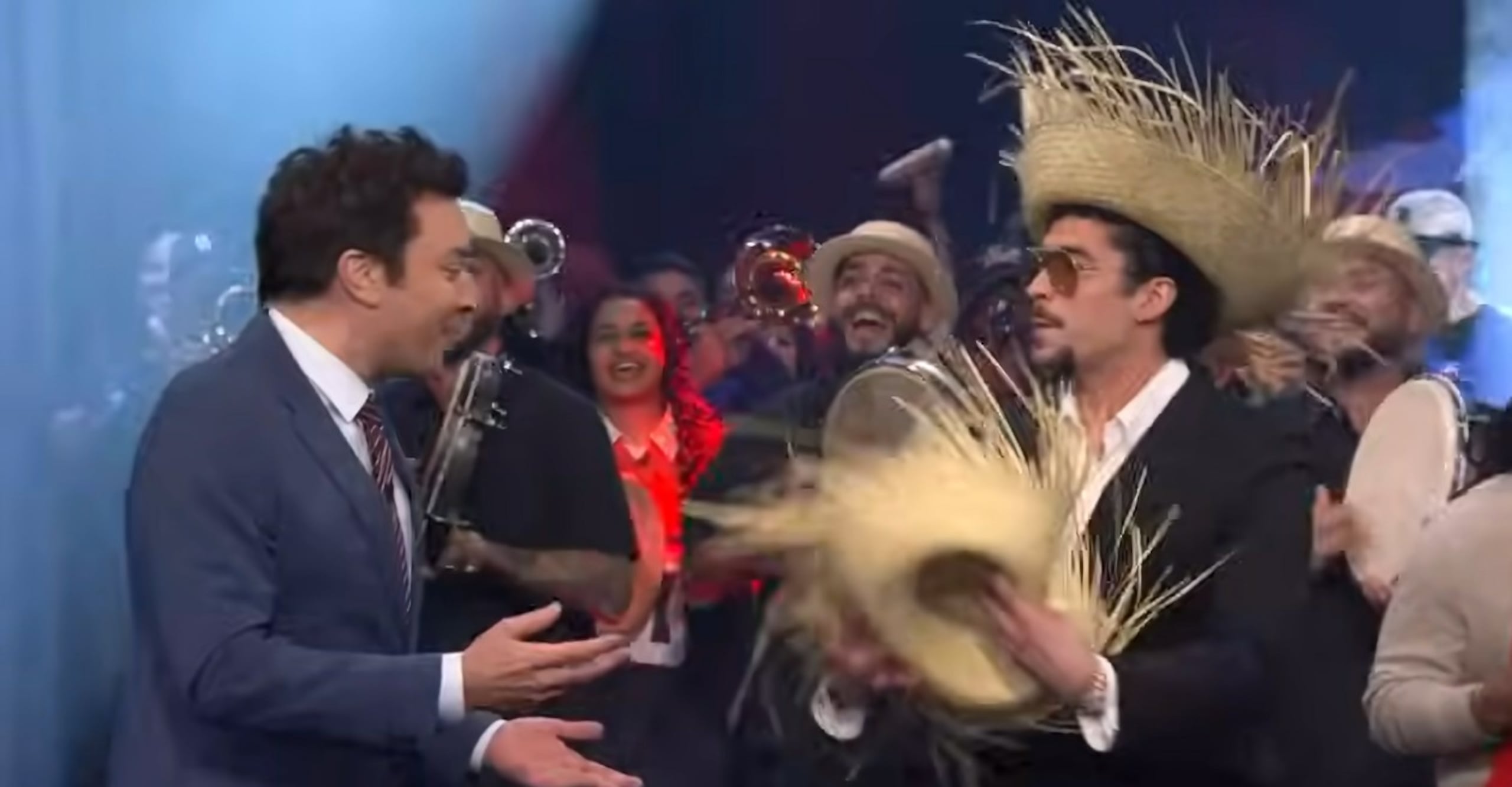 Bad Bunny le entrega una de las pavas confeccionadas por el artesano aguadeño Ángel L. López a Jimmy Fallon, durante un segmento del programa The Tonight Show de la cadena NBC, el pasado 14 de enero.