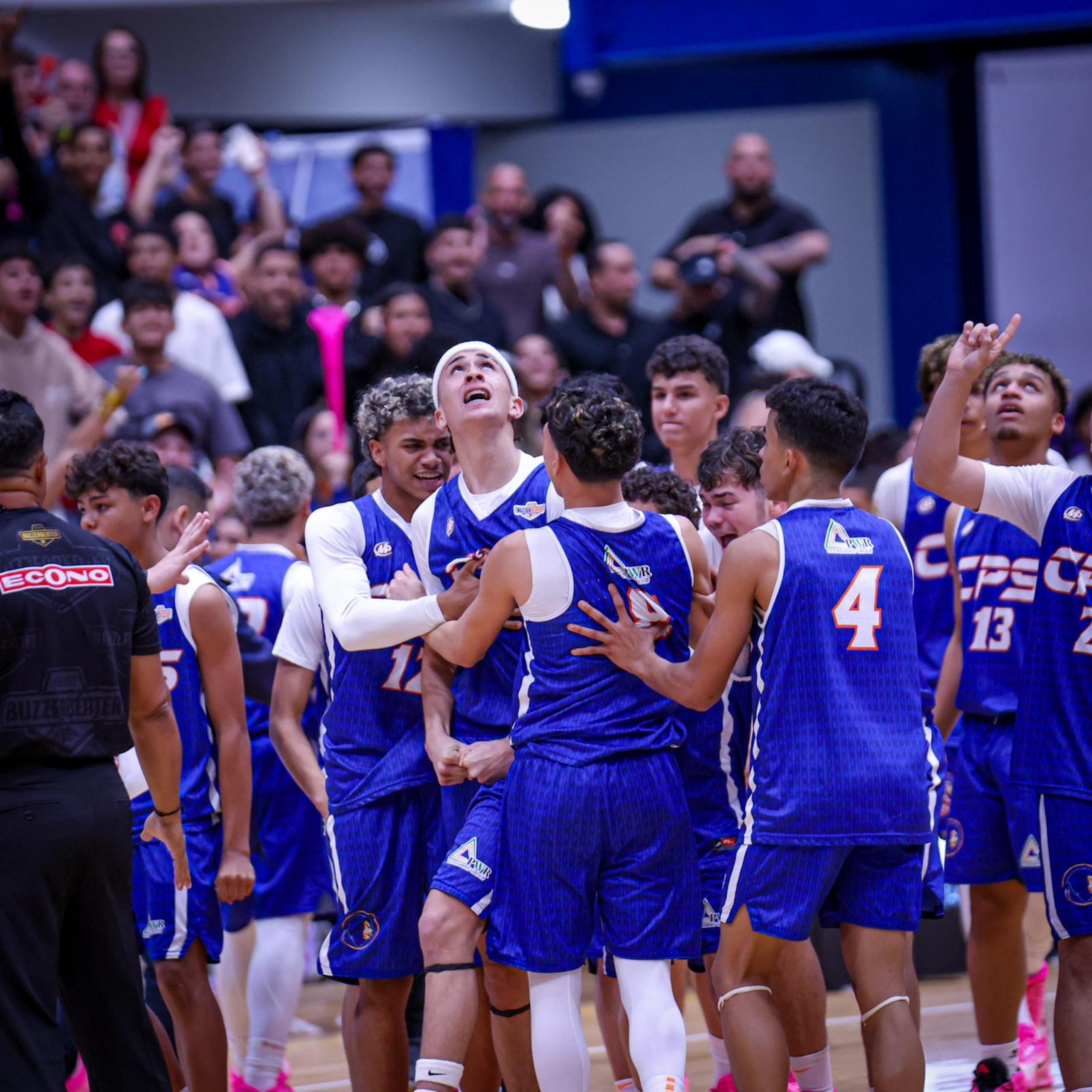 Los junior de CPS miran el marcador final.