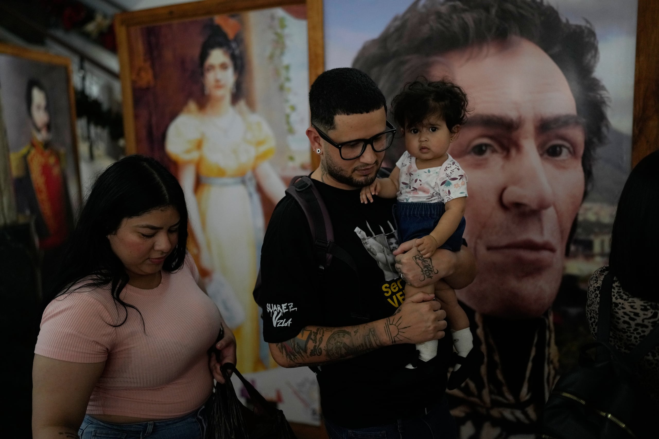 Arturo Suarez, un migrante venezolano enviado por Estados Unidos a El Salvador y posteriormente deportado a Venezuela, camina con su familia tras leer un comunicado en un edificio gubernamental en Caracas, Venezuela, el viernes, 26 de diciembre. (Foto AP/Matias Delacroix)