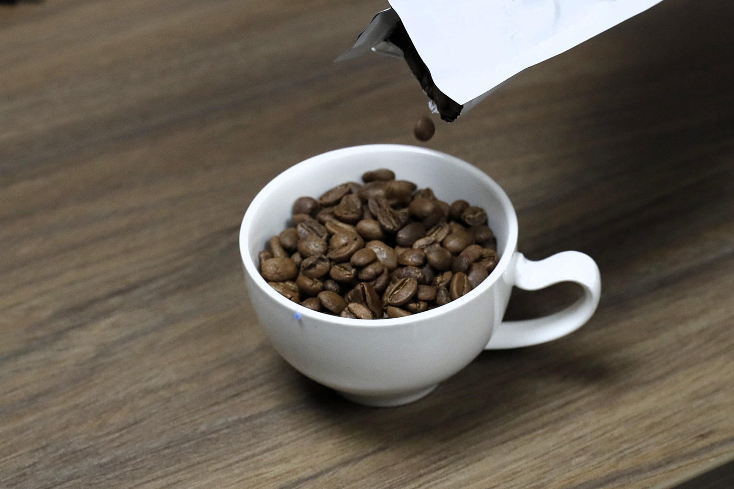 Para la mayoría de los adultos sanos, se suele recomendar no superar los 400 miligramos de cafeína al día. EFE/ Carlos Ortega