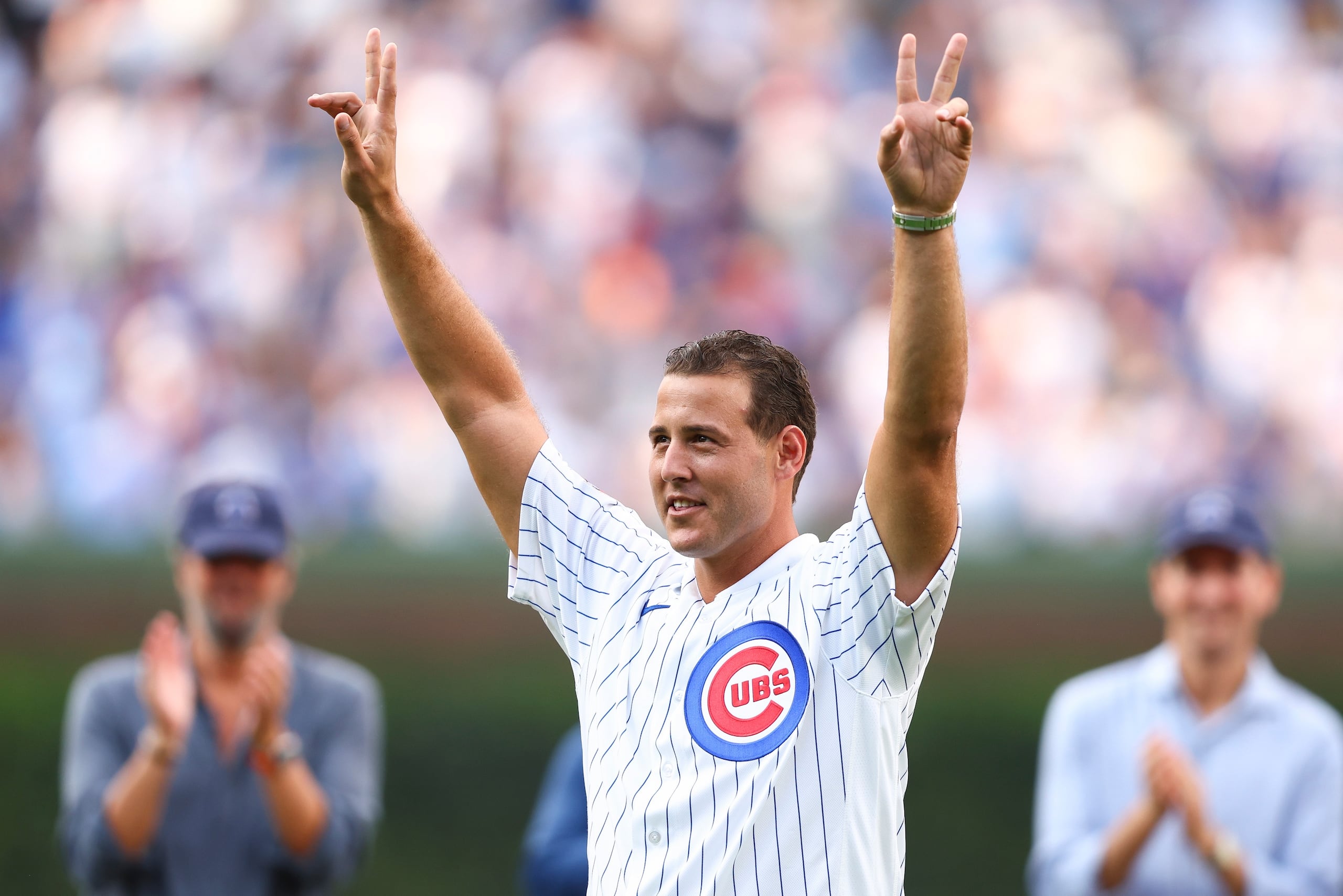 Anthony Rizzo saluda al público en un juego de los Cubs de Chicago.