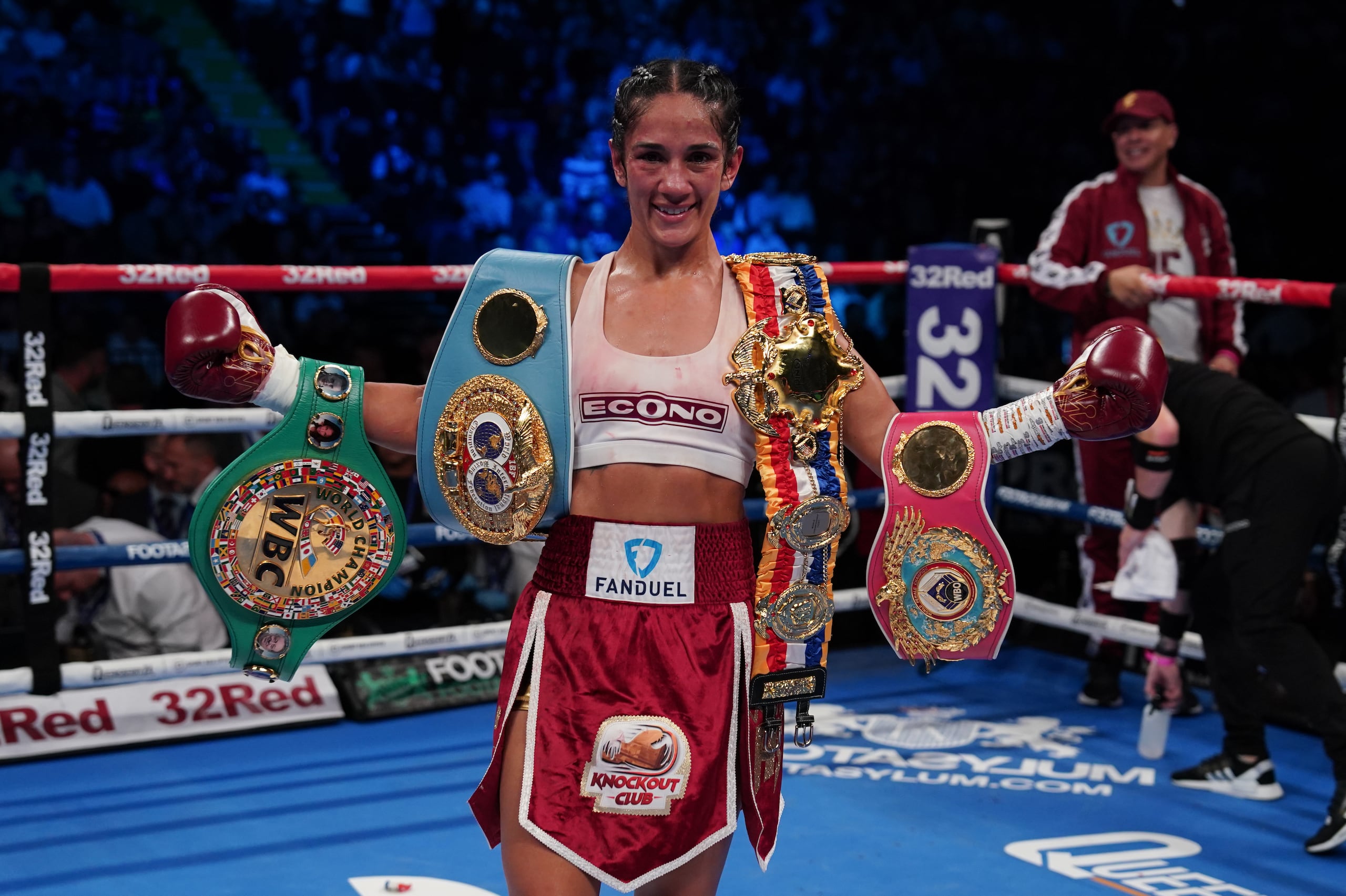 Amanda Serrano se convirtió en la campeona pluma de la FIB, OMB, CMB y OIB en septiembre de 2022.