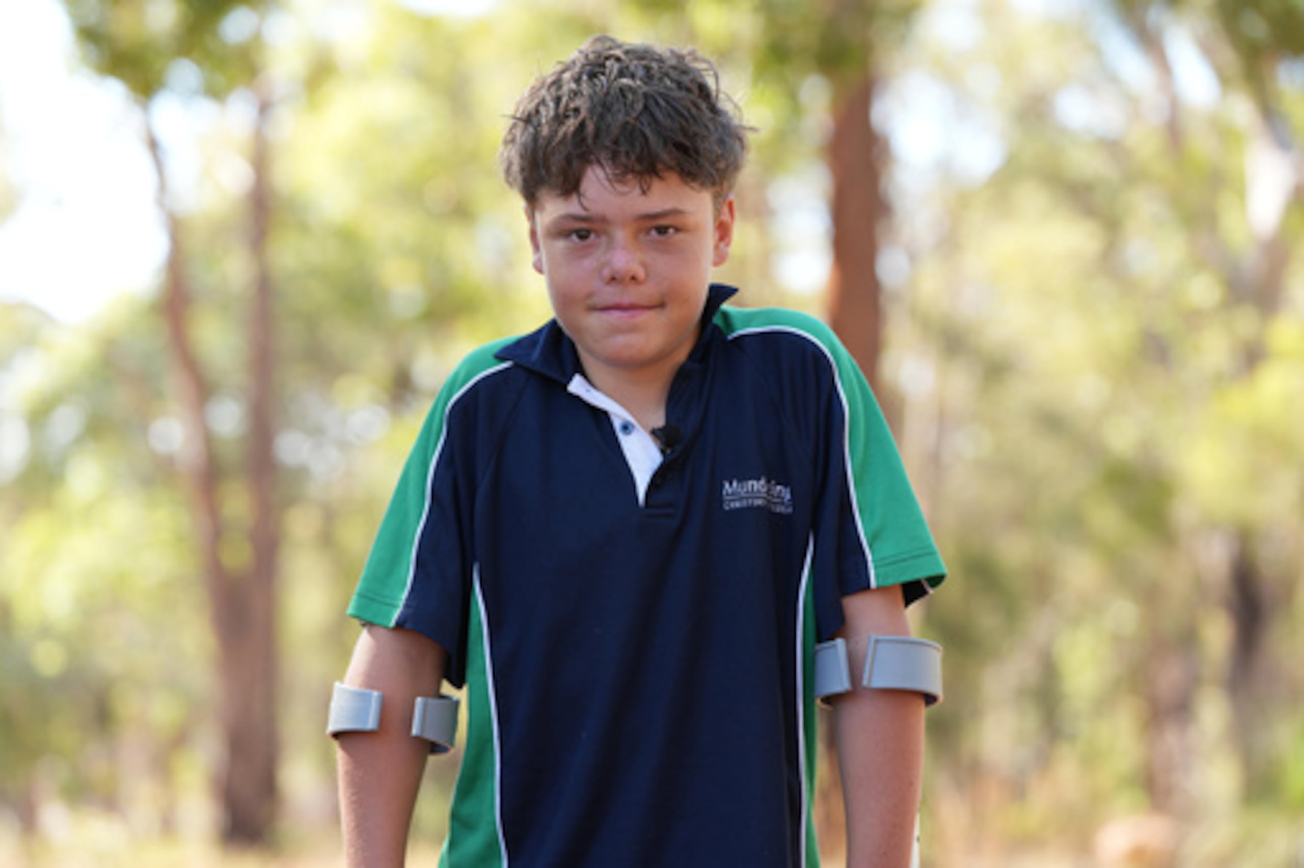 Austin Appelbee posa para una foto en Gidgegannup, Australia, el martes 3 de febrero de 2026, después de que el niño de 13 años nadara durante horas para dar la alarma después de que su familia fuera arrastrada mar adentro frente a la costa australiana. (Briana Shepherd/ABC vía AP)