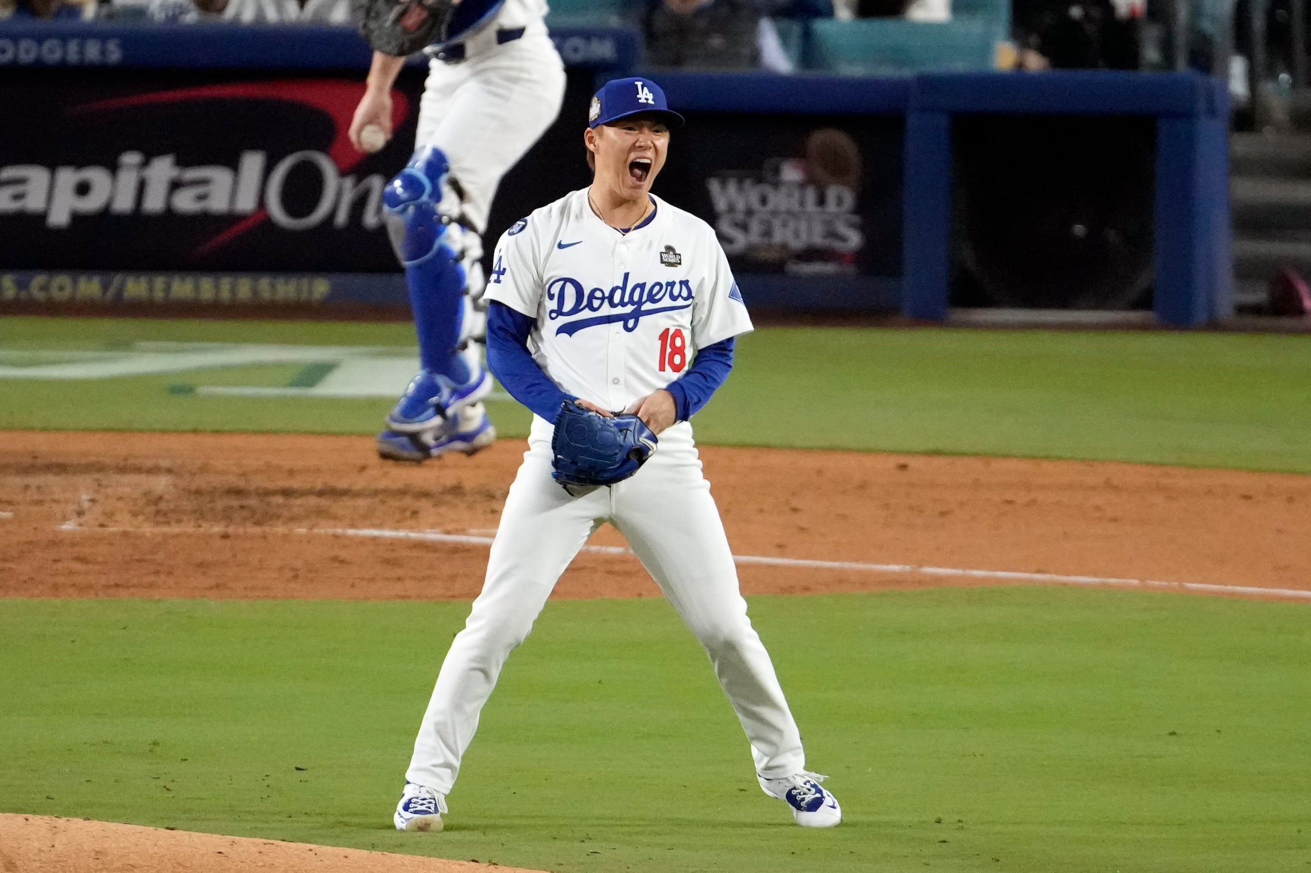 Yoshinobu Yamamoto reacciona después de ponchar a Antony Rizzo en el segundo juego de la Serie Mundial.