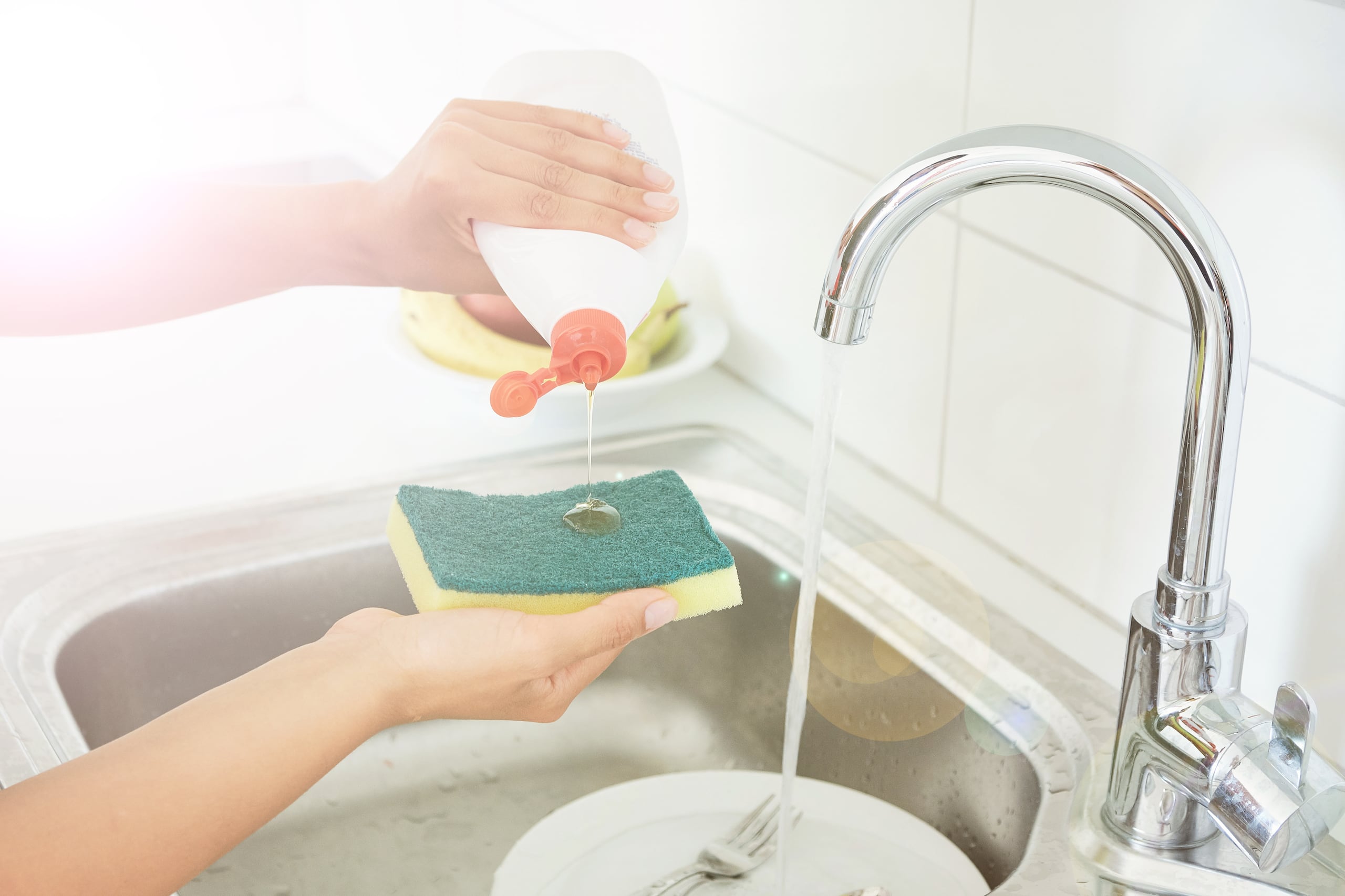 La gratificación inmediata influye en la consolidación de este hábito, donde cada plato lavado activa los circuitos cerebrales de recompensa.