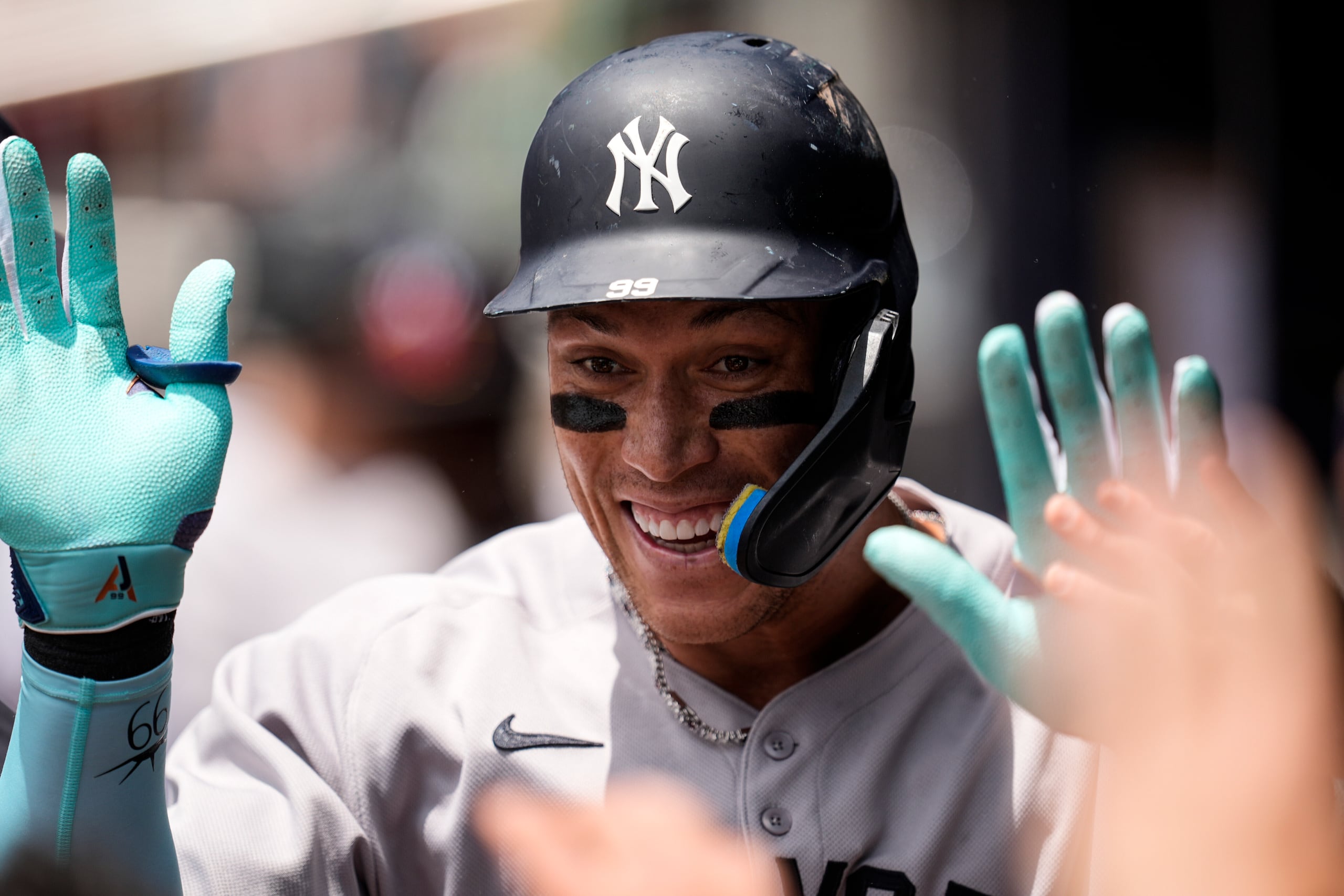 Aaron Judge (99) celebra un cuadrangular solitario contra los Bravos de Atlanta en la primera entrada del juego de béisbol de Grandes Ligas el domingo 20 de julio de 2025, en Atlanta. (AP Foto/Mike Stewart)