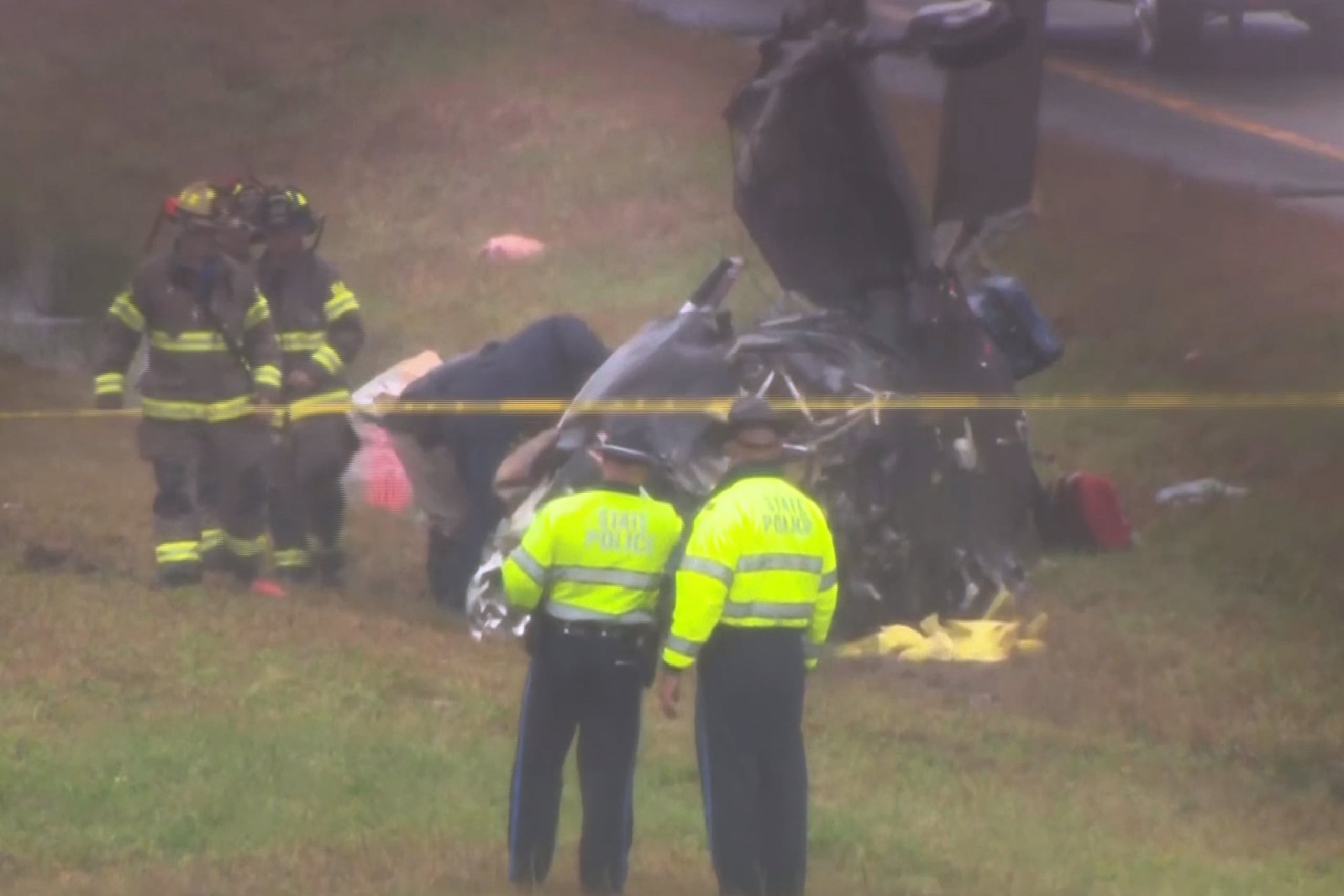Esta imagen tomada a partir de un video proporcionado por WCVB-TV, muestra una avioneta accidentada que cayó en una carretera en Dartmouth, Massachusetts, el lunes 13 de octubre de 2025.