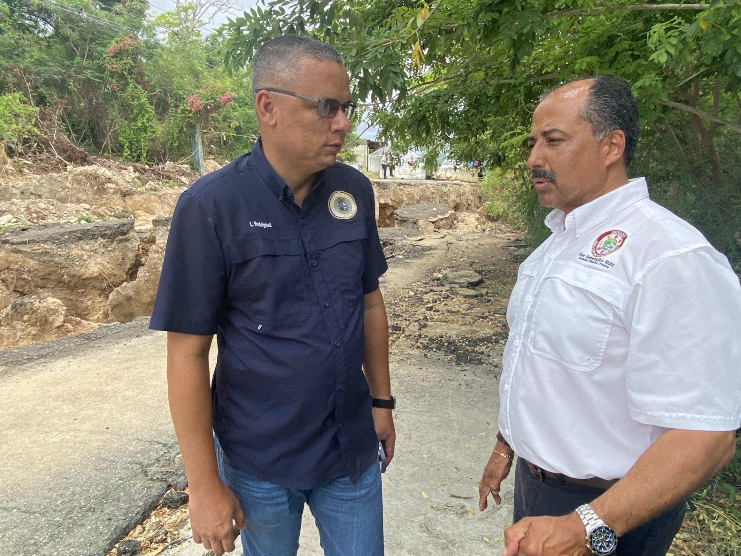 A la izquierda, el alcalde de Guánica Ismael "Titi" Rodríguez