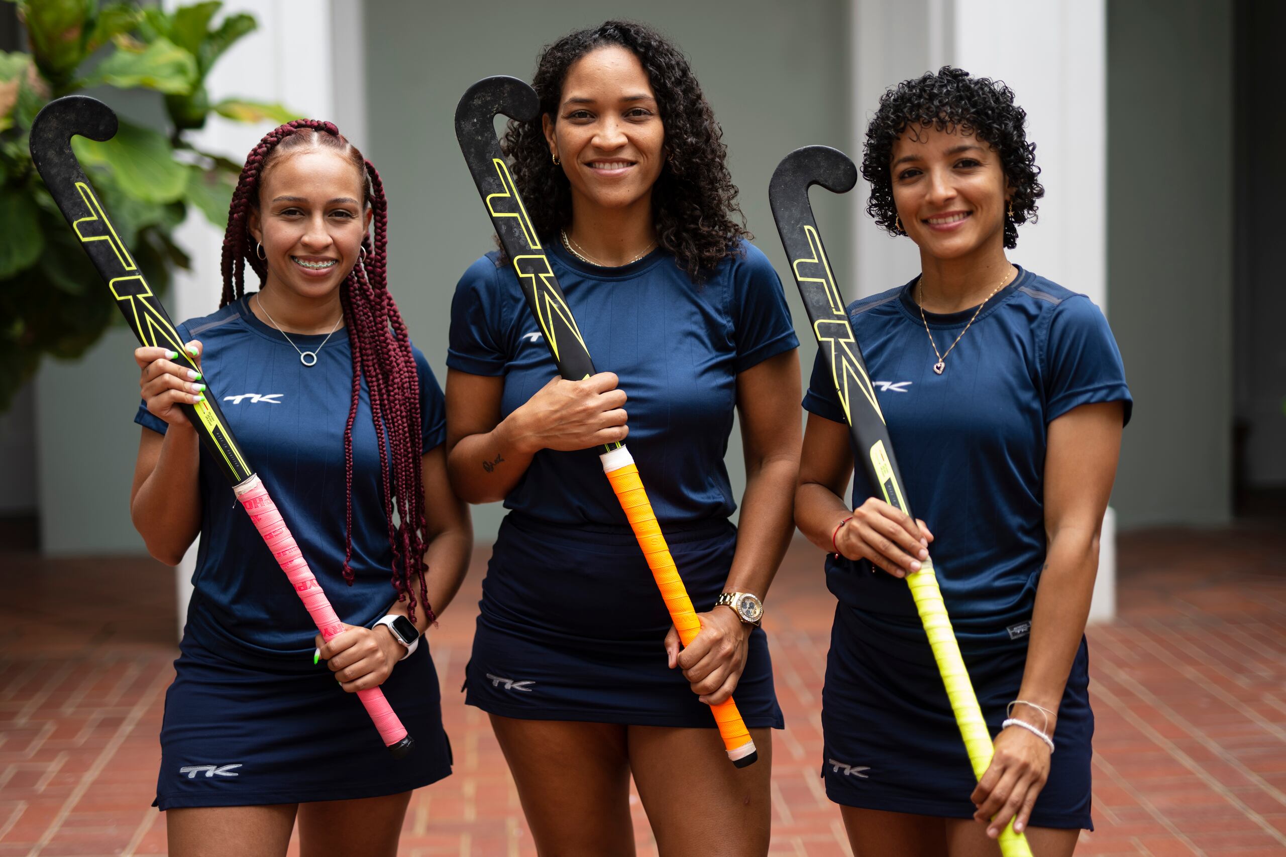 Desde la izquierda. Lyneishka León Villegas, Caterina Cruz Joubert y Sheila Vázquez, son las jugadoras nativas en la Selección que representará a Puerto Rico en hockey sobre cesped.