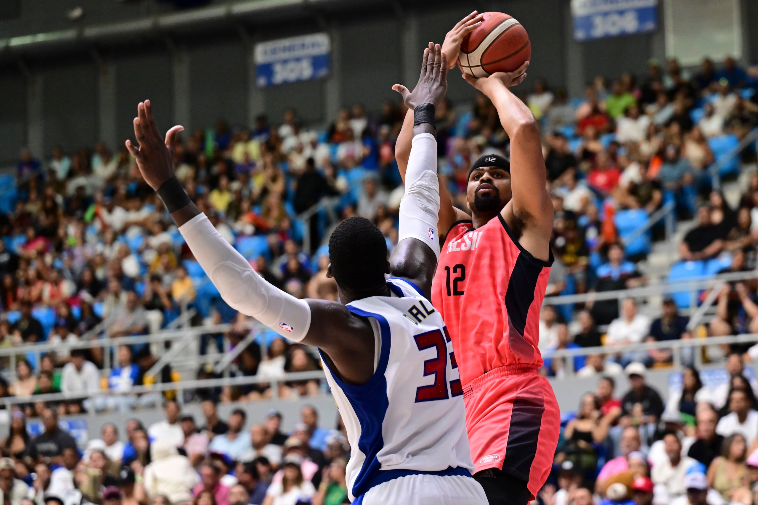 Devon Collier lanza un canasto durante la serie final del BSN 2024 entre los Criollos de Caguas y los Osos de Manatí.