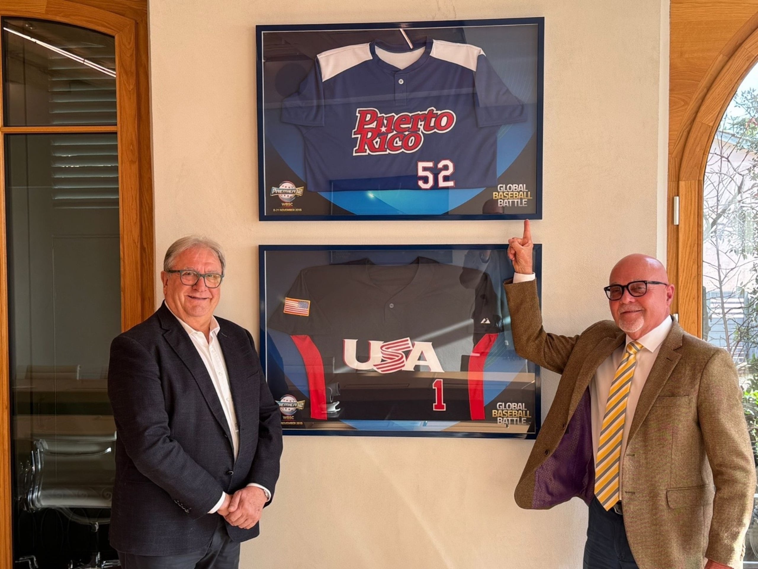 Ricardo Fraccari, presidente de la WBSC, y José Quiles, presidente de la FBPR.