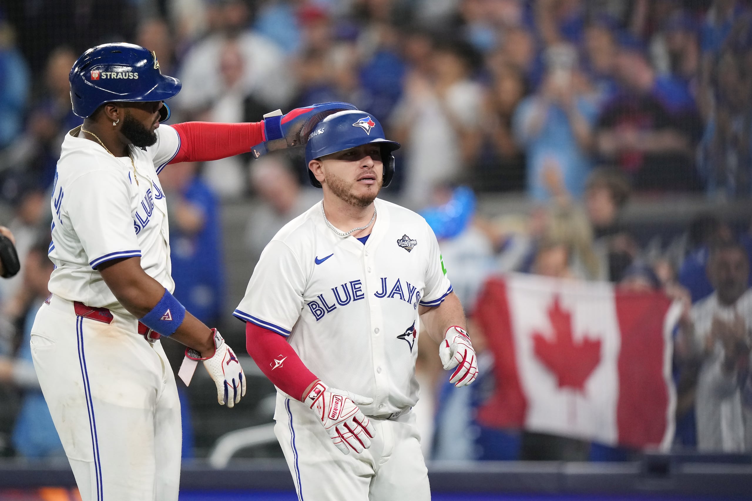 El dominicano Vladimir Guerrero Jr., de los Azulejos de Toronto, felicita al mexicano Alejandro Kirk, quien bateó un jonrón de dos carreras ante los Dodgers de Los Ángeles en el primer juego de la Serie Mundial, el viernes 24 de octubre de 2025 (Nathan Denette/The Canadian Press via AP)