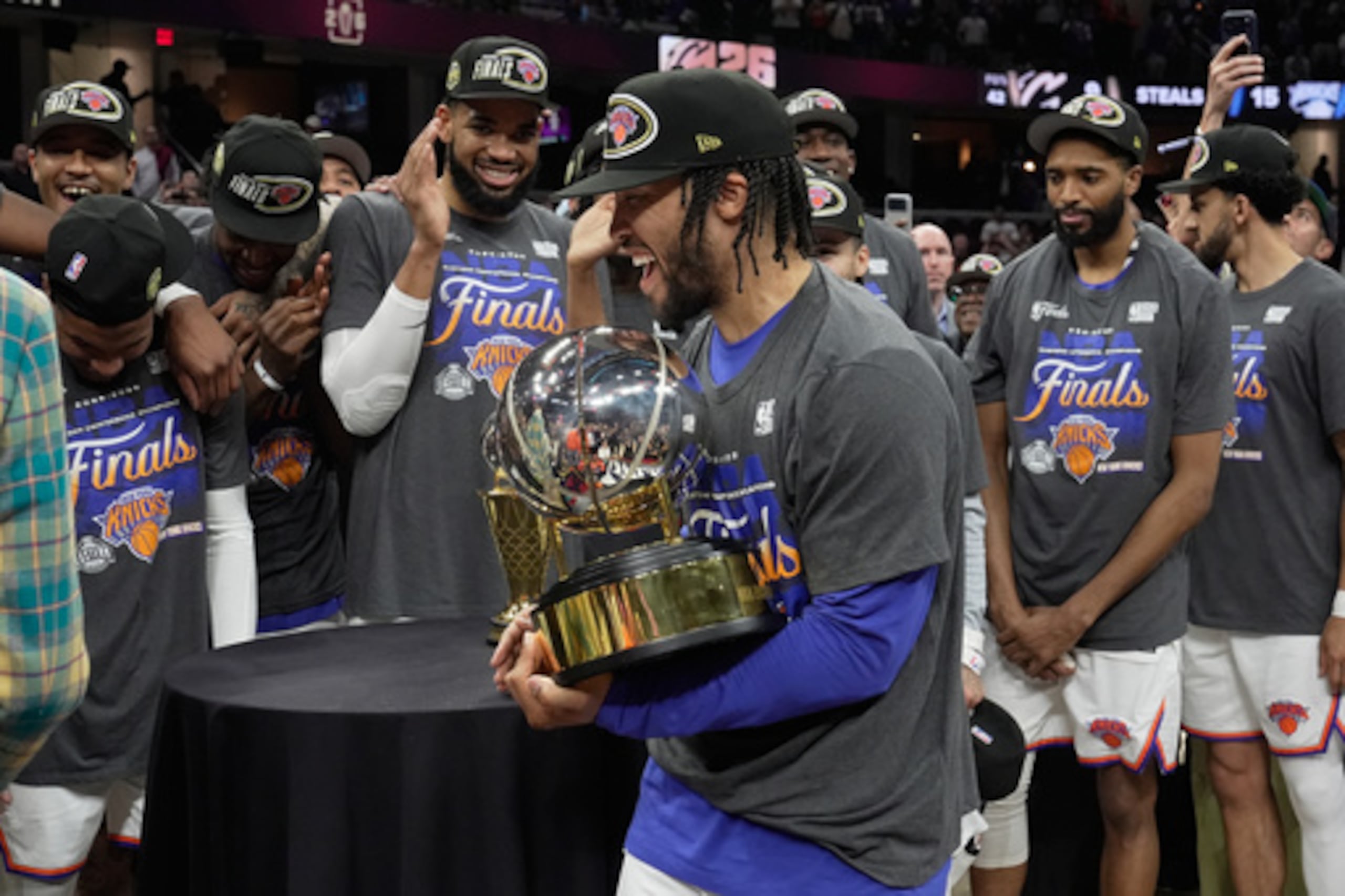 El escolta de los New York Knicks Jalen Brunson sostiene el trofeo del Campeonato de la Conferencia del Este.