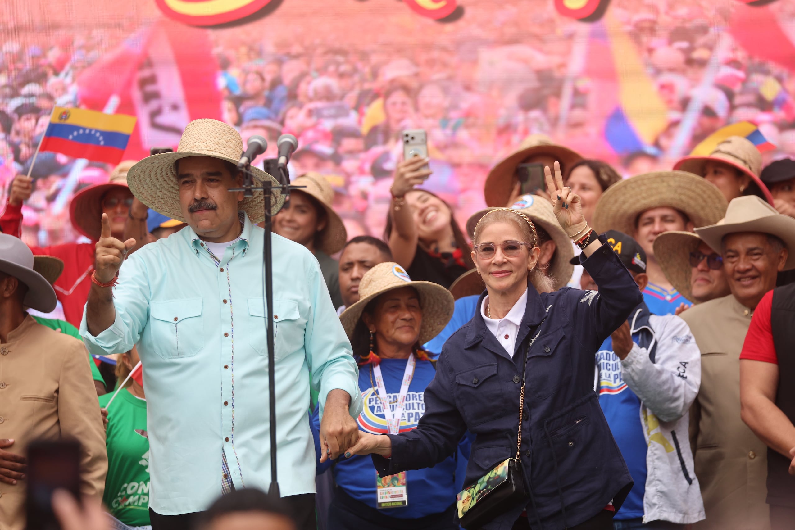 El presidente de Venezuela, Nicolás Maduro (i), pronuncia un discurso junto a su esposa, Cilia Flores, durante una marcha el miércoles, en Caracas (Venezuela). (EFE/ Miguel Gutiérrez)