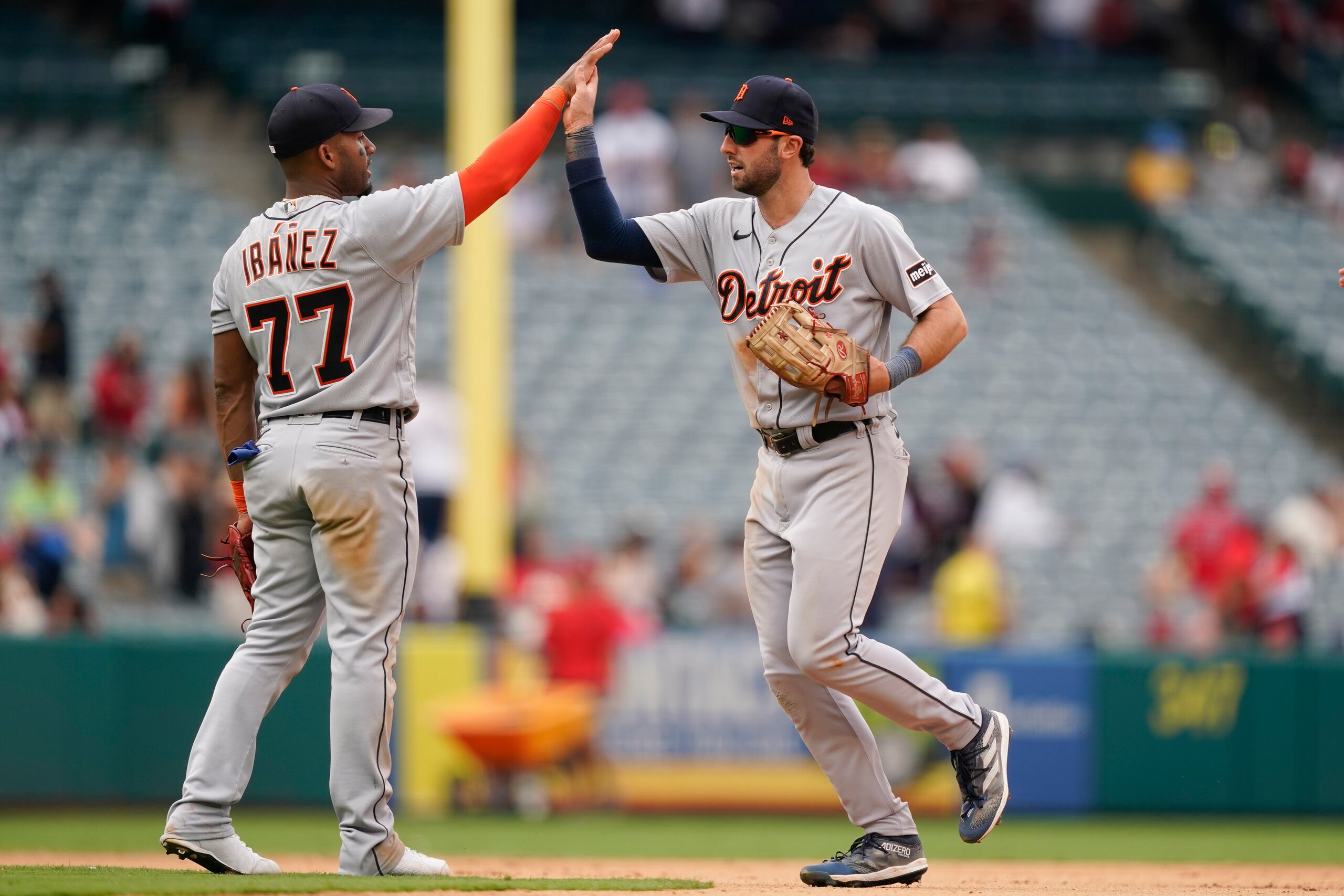 El segunda base cubano de los Tigres de Detroit, Andy Ibáñez (77) celebra con el jardinero izquierdo Matt Vierling, luego del triunfo por 5-3 sobre los Angelinos de Los Ángeles, en Anaheim, California. Domingo 17 de septiembre de 2023. (AP Foto/Ryan Sun)