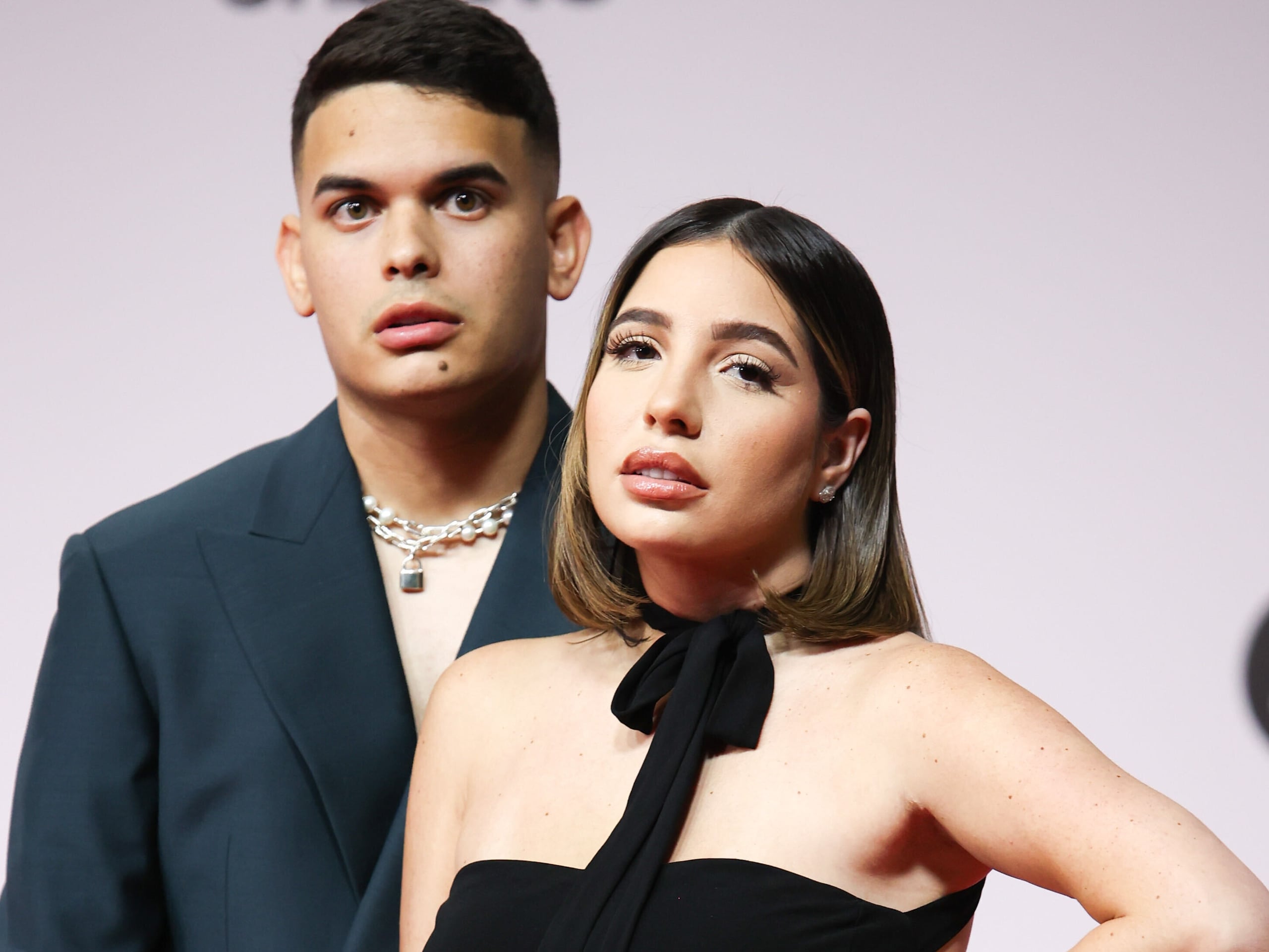 Andrea De Castro y Jeremy Ayala en la alfombra roja de Premios Tu Música Urbana.