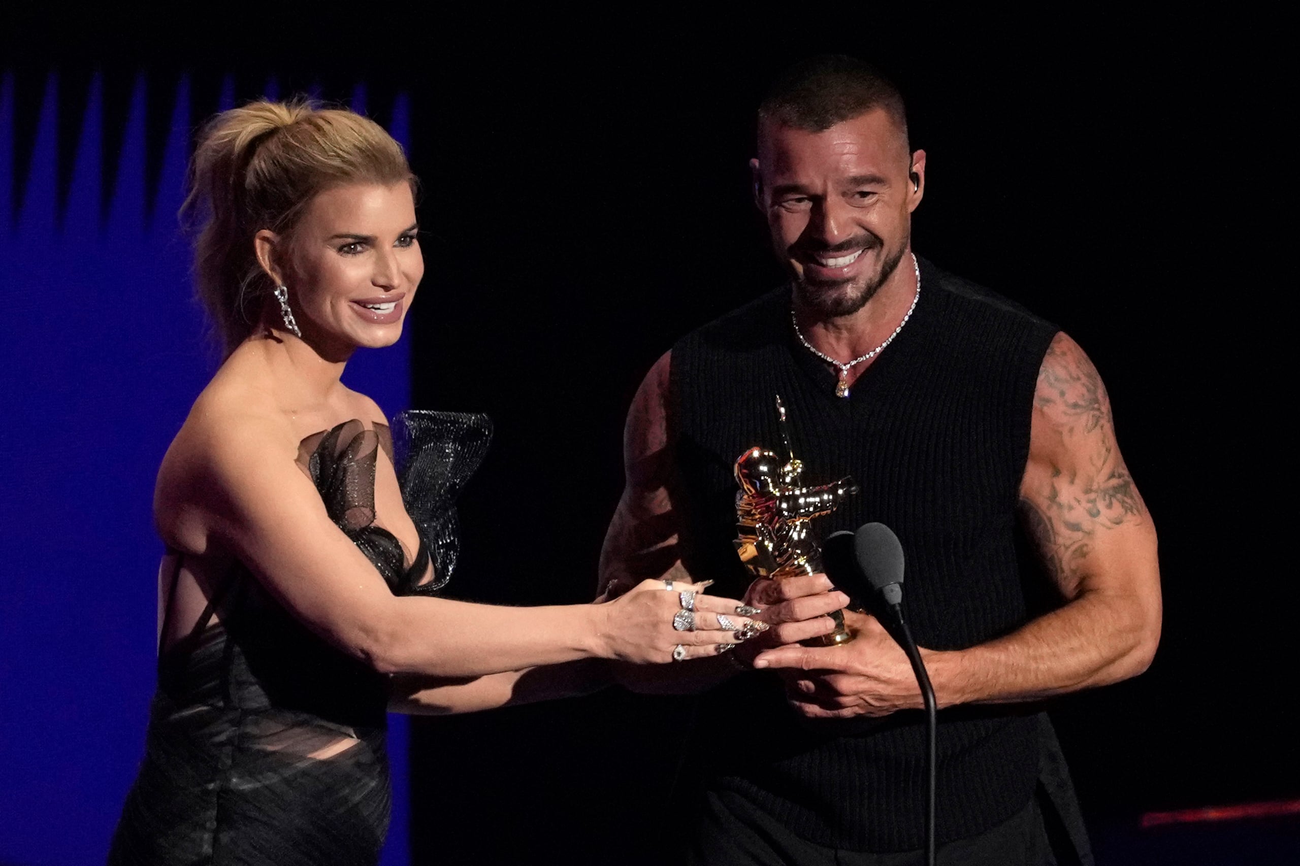 Jessica Simpson junto a Ricky Martin.