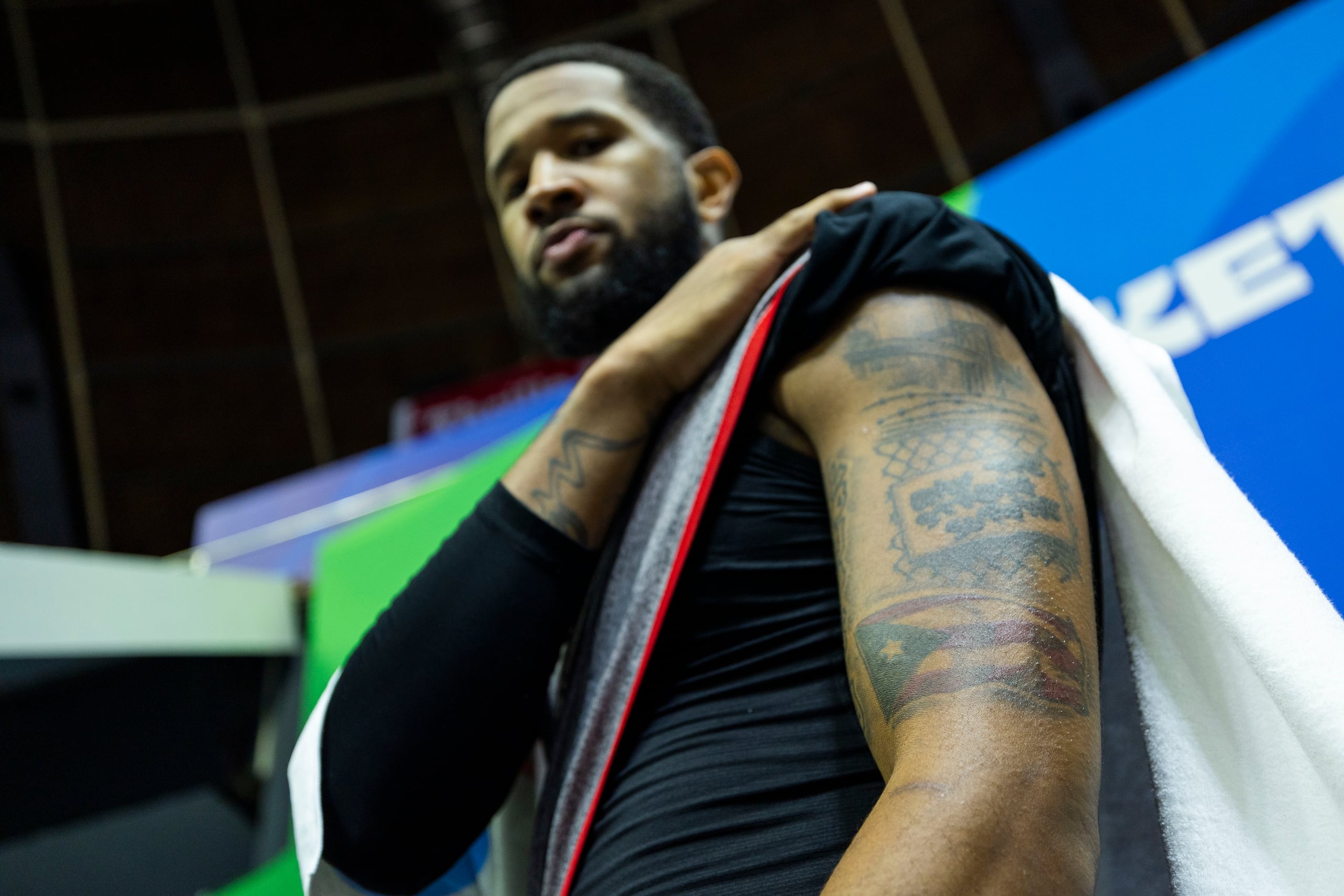 Chris Ortiz también tiene la bandera tatuada en su antebrazo izquierdo.