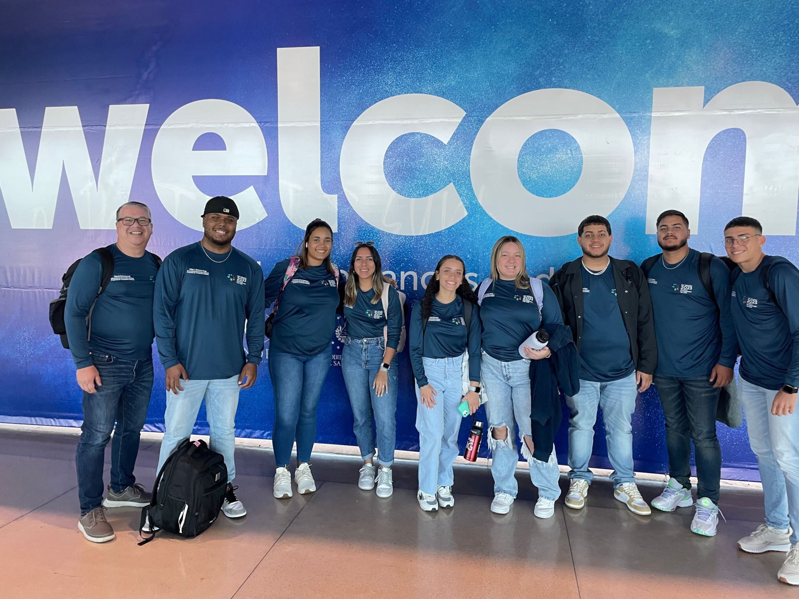 Parte de los estudiantes del programa de Terapéutica Atlética de la UPR en Ponce que ofrecieron servicio durante los pasados Juegos Centroamericanos y del Caribe en San Salvador. Les acompaña el profesor David Bahamundi, extrema izquierda.