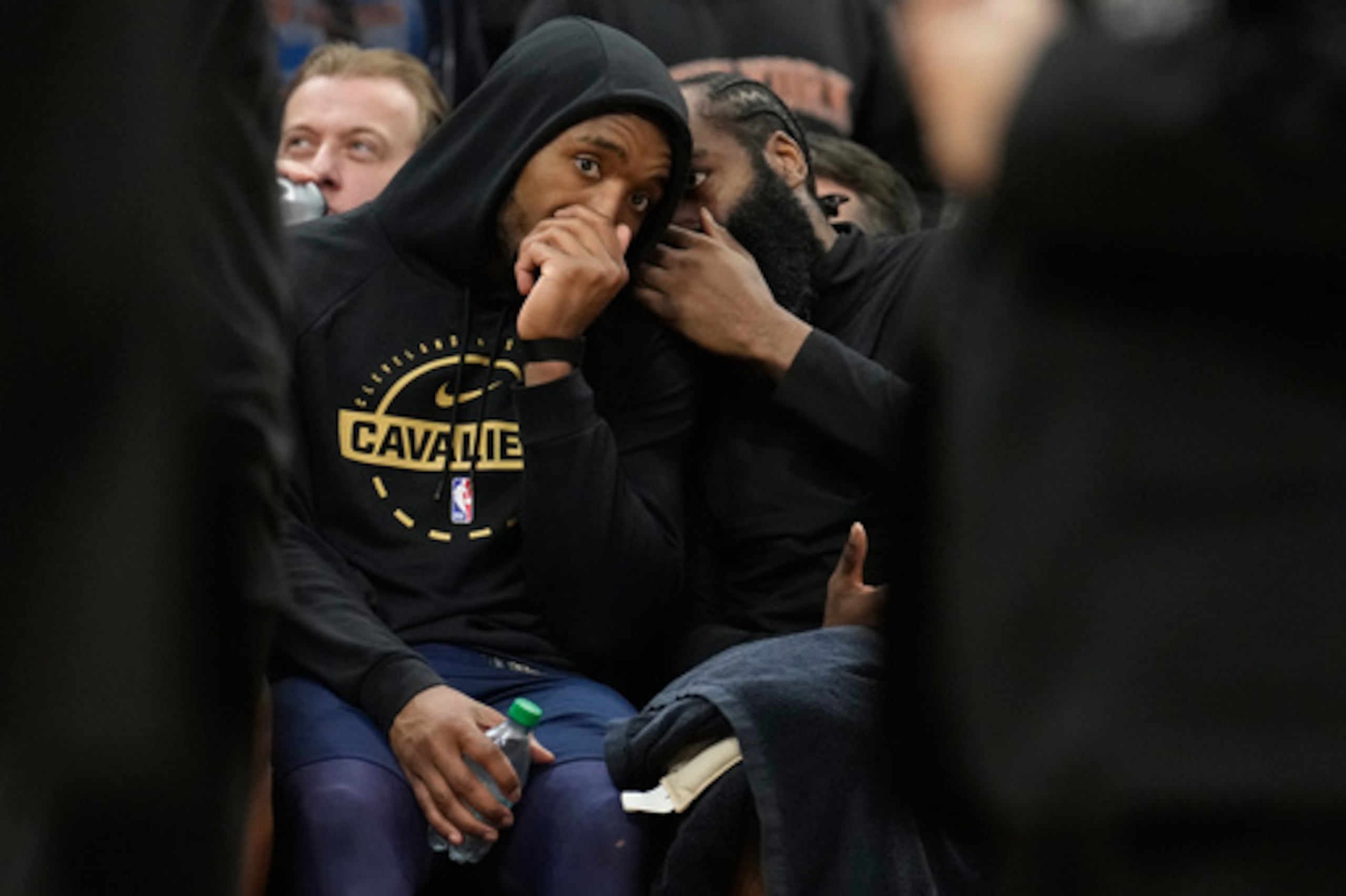 El escolta de los Cleveland Cavaliers Donovan Mitchell, izquierda, habla con el escolta James Harden (1) durante la segunda mitad del cuarto partido de la final de la Conferencia Este de baloncesto de la NBA contra los New York Knicks en Cleveland, el lunes 25 de mayo de 2026. (AP Photo/Sue Ogrocki)