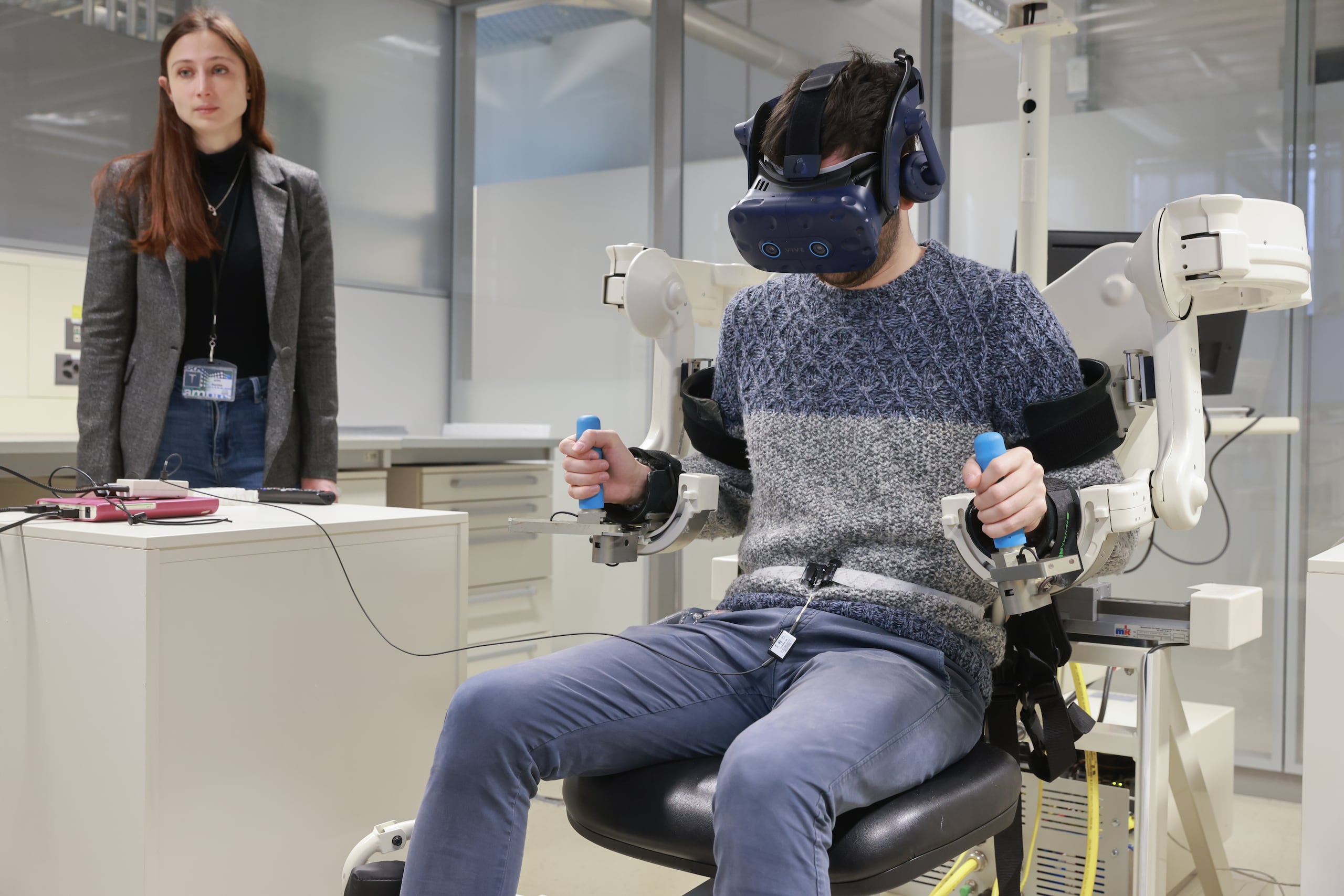 El control del tercer brazo con el diafragma es muy intuitivo, sus usuarios aprenden a operarlo muy rápidamente y no afecta a la capacidad del usuario de hablar de forma coherente.