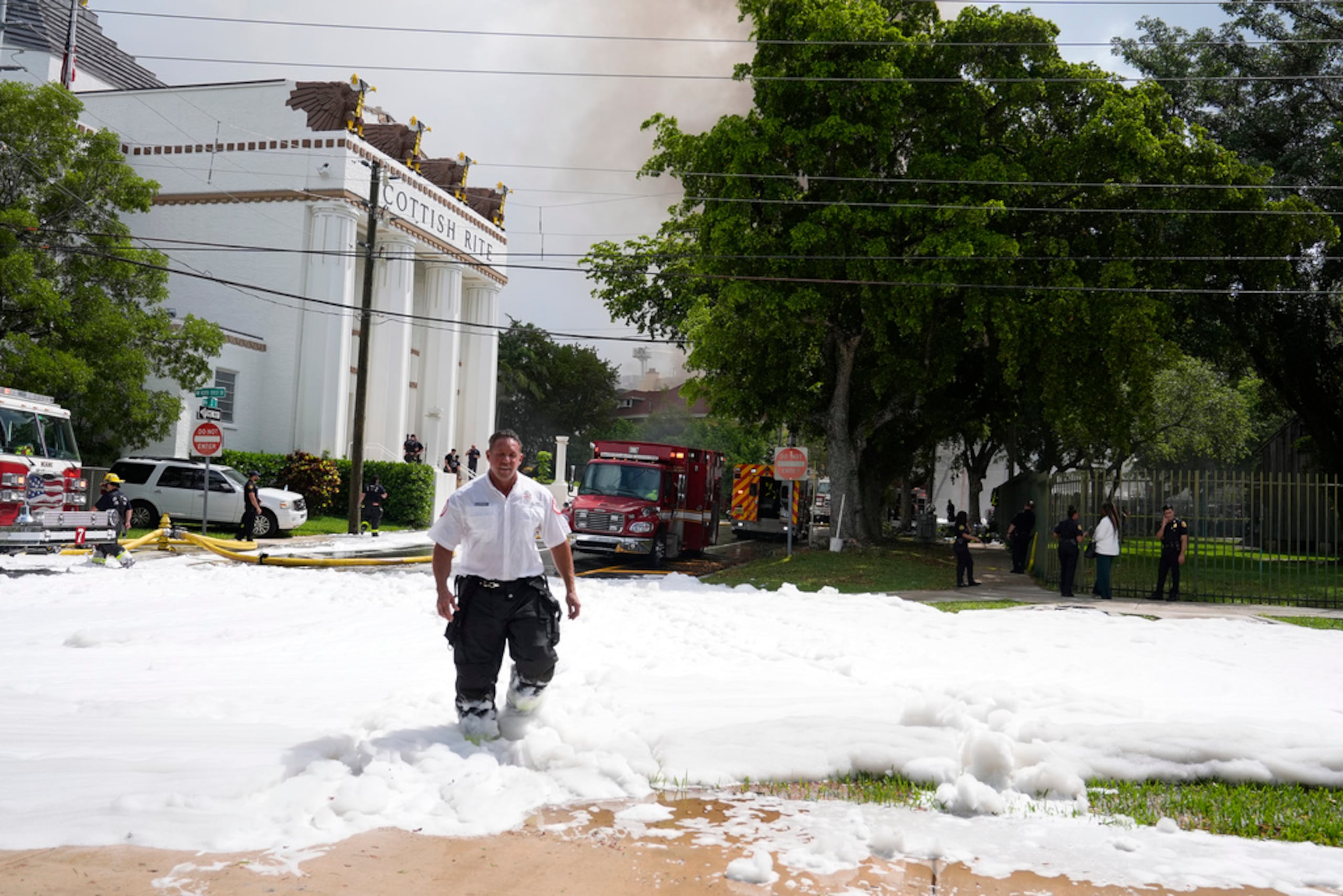 Sobre el edificio vertieron agua y espuma.