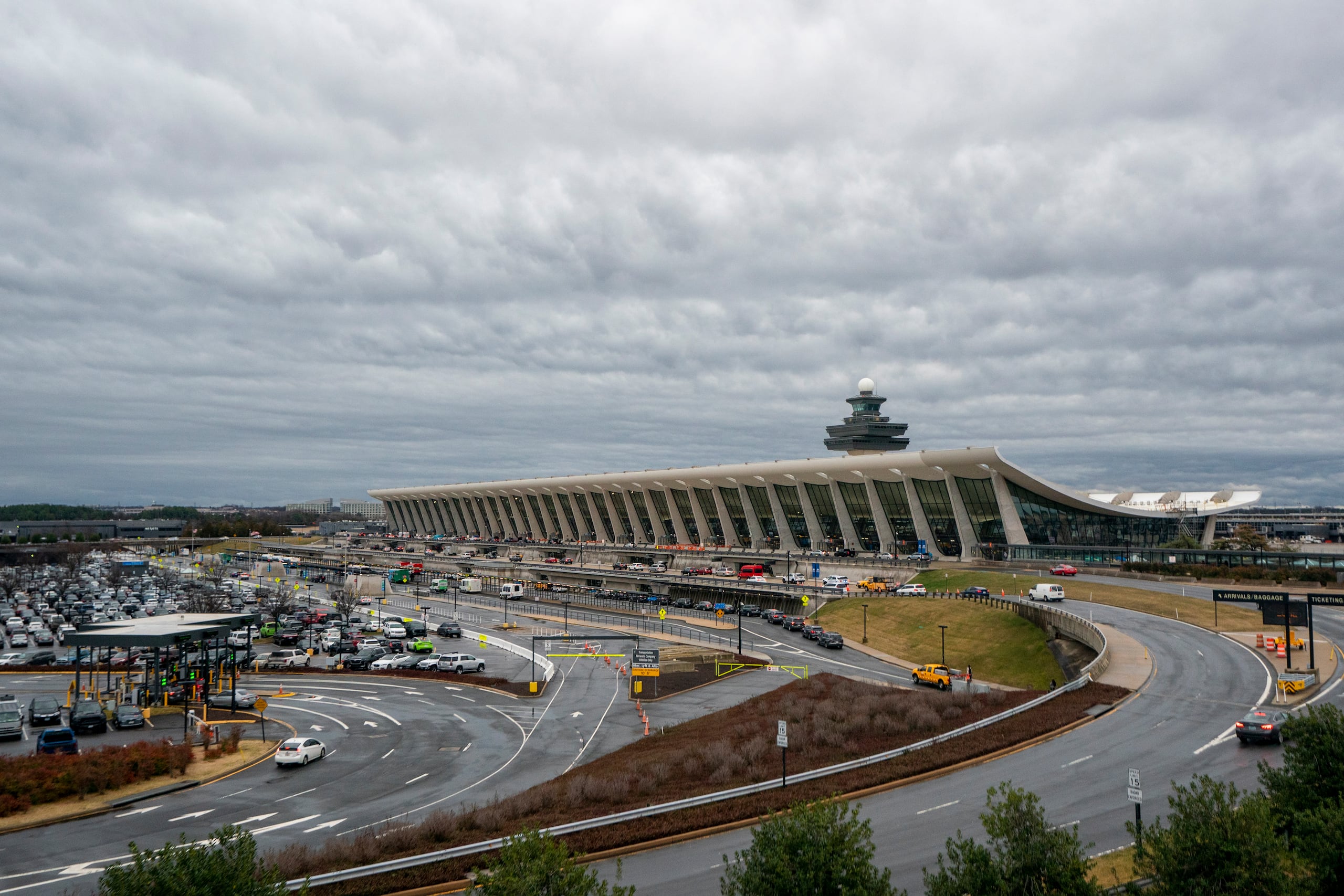 El Aeropuerto Internacional de Dulles recibe este nombre por John Foster Dulles, quien fue secretario de Estado durante el mandato de Dwight Eisenhower (1953-1961).